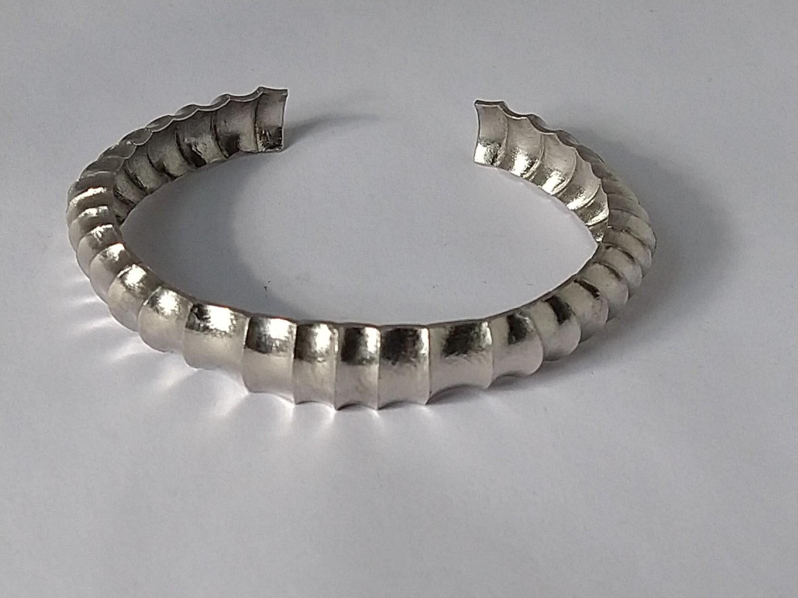 Bracelet manchette concave en platine et sterling avec vetebrae en vente 4