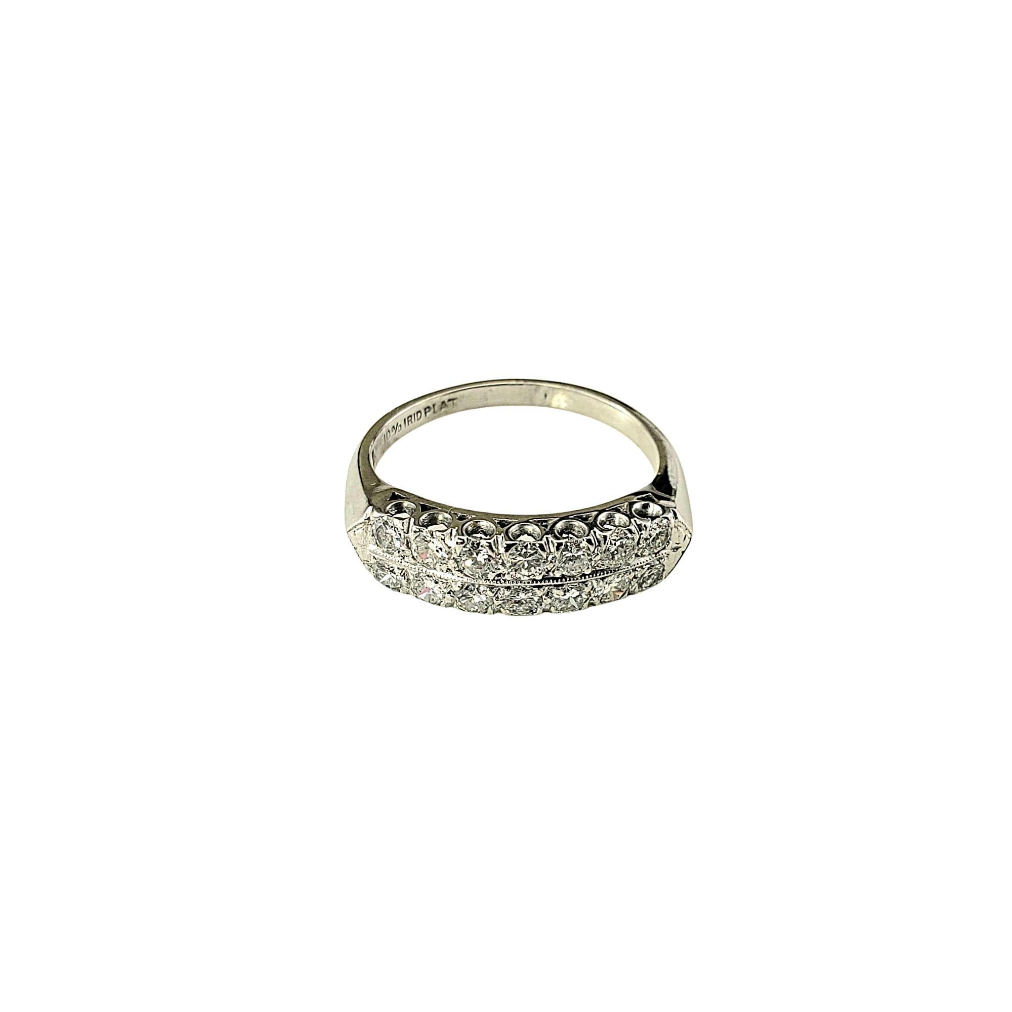 Anneau en platine et diamant Taille 8

Ce luxueux anneau en platine présente deux rangées de diamants ronds étincelants de taille brillant, avec 7 dans chaque rangée. Le design symétrique offre une élégance moderne avec une brillance exceptionnelle.