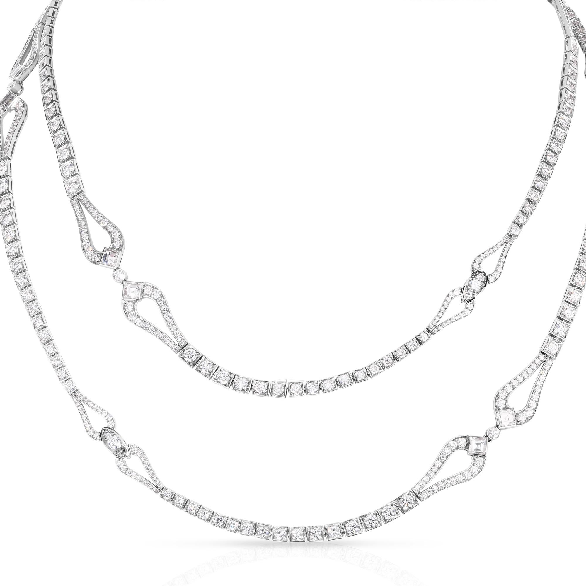 Una collana in platino (PT950) e diamanti a catena lunga, lunghezza opera, dal design astratto. Anche se la collana è stata realizzata dopo il 2000,  il design e i materiali si rifanno chiaramente al periodo Art Deco del design dei gioielli, quando