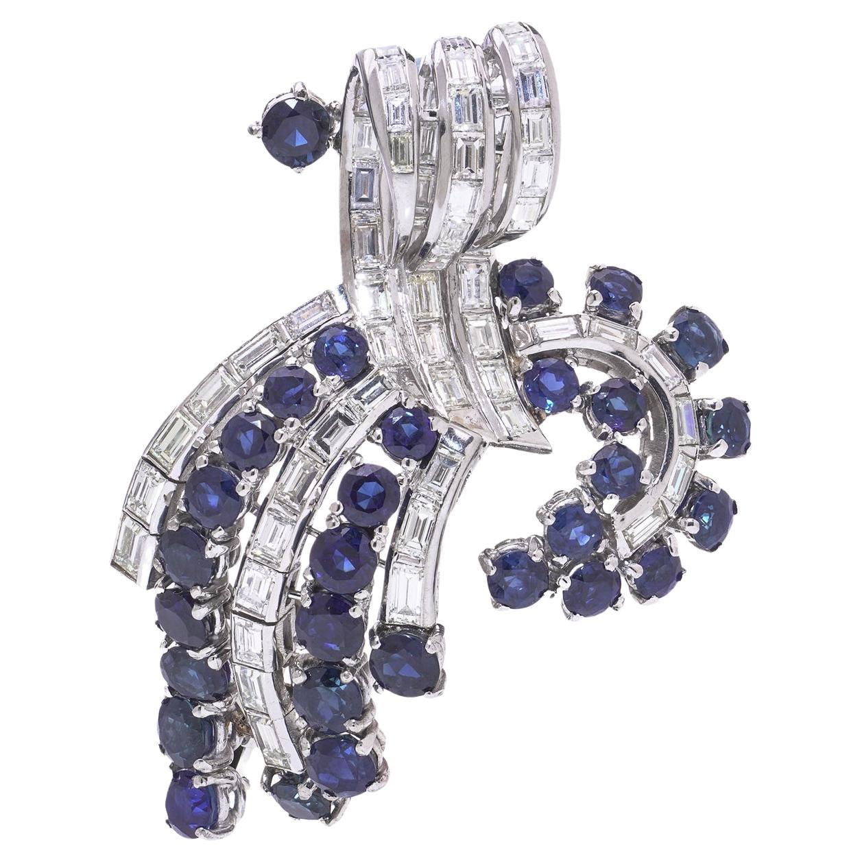 Spilla in platino e oro bianco con diamanti e zaffiri, CIRCA ANNI '40
