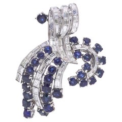 Spilla in platino e oro bianco con diamanti e zaffiri, CIRCA ANNI '40