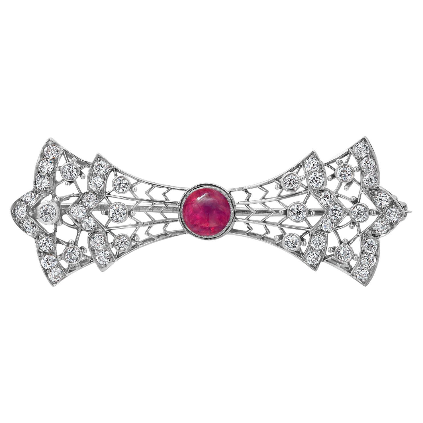 Platin und Weißgold Diamant-Brosche mit Burma-Rubin in der Mitte