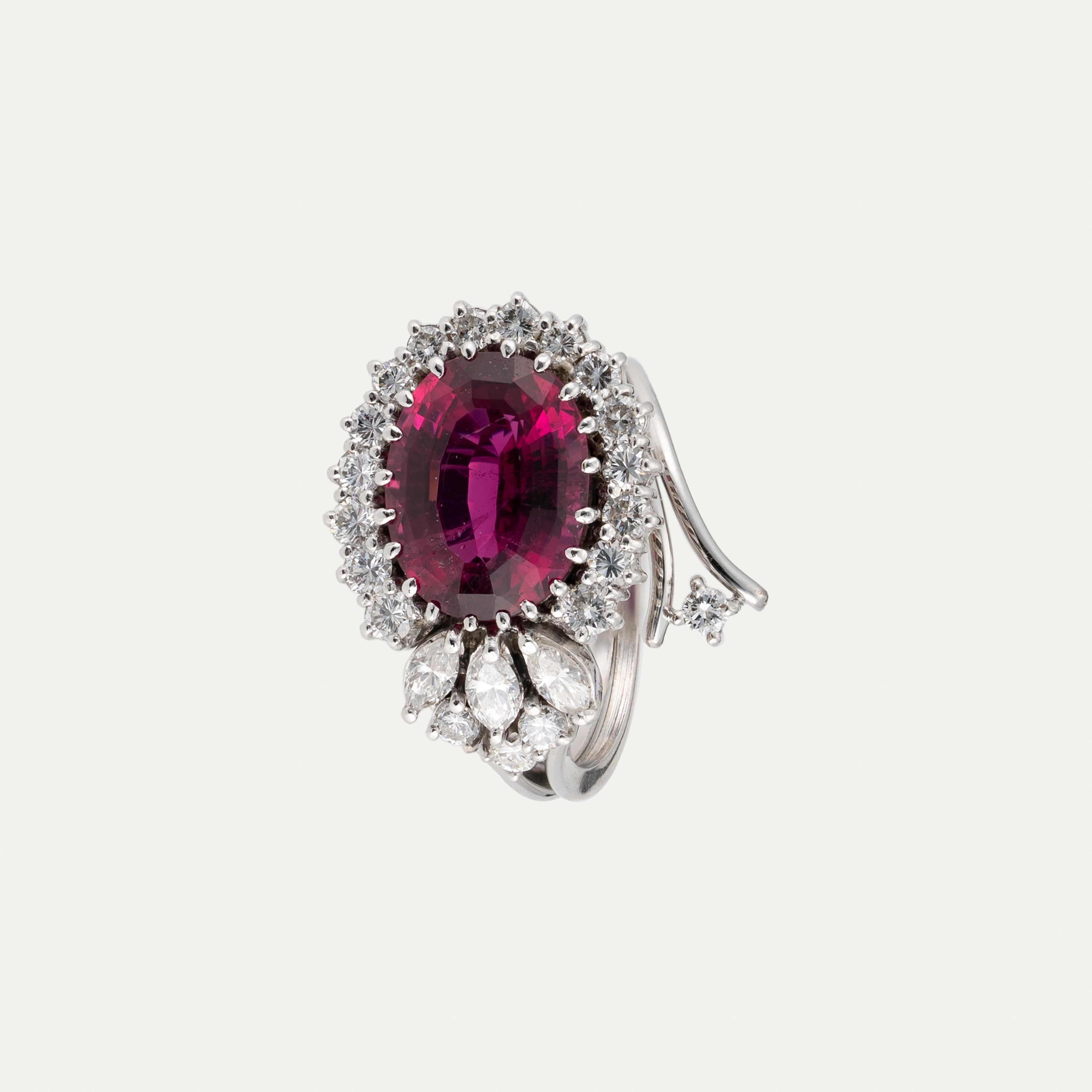 Platinum and White Gold Ring with Pink Tourmaline and Diamonds In Excellent Condition For Sale In Lisboa, PT