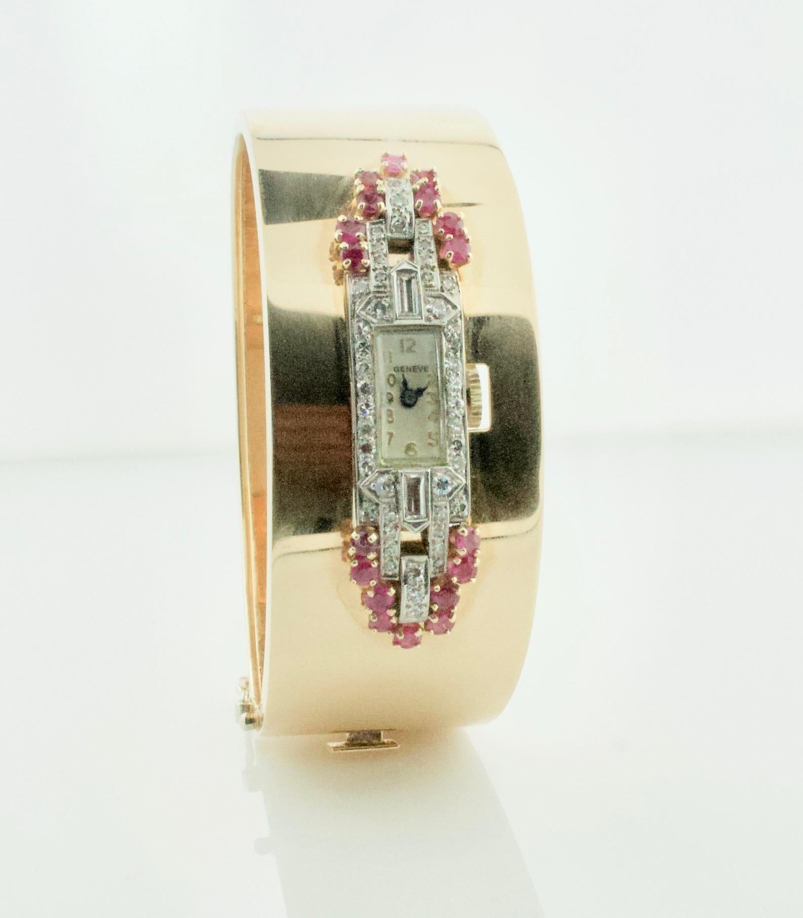 Bracelet jonc art déco en platine et or jaune avec montre en diamants et rubis  État moyen - En vente à Wailea, HI