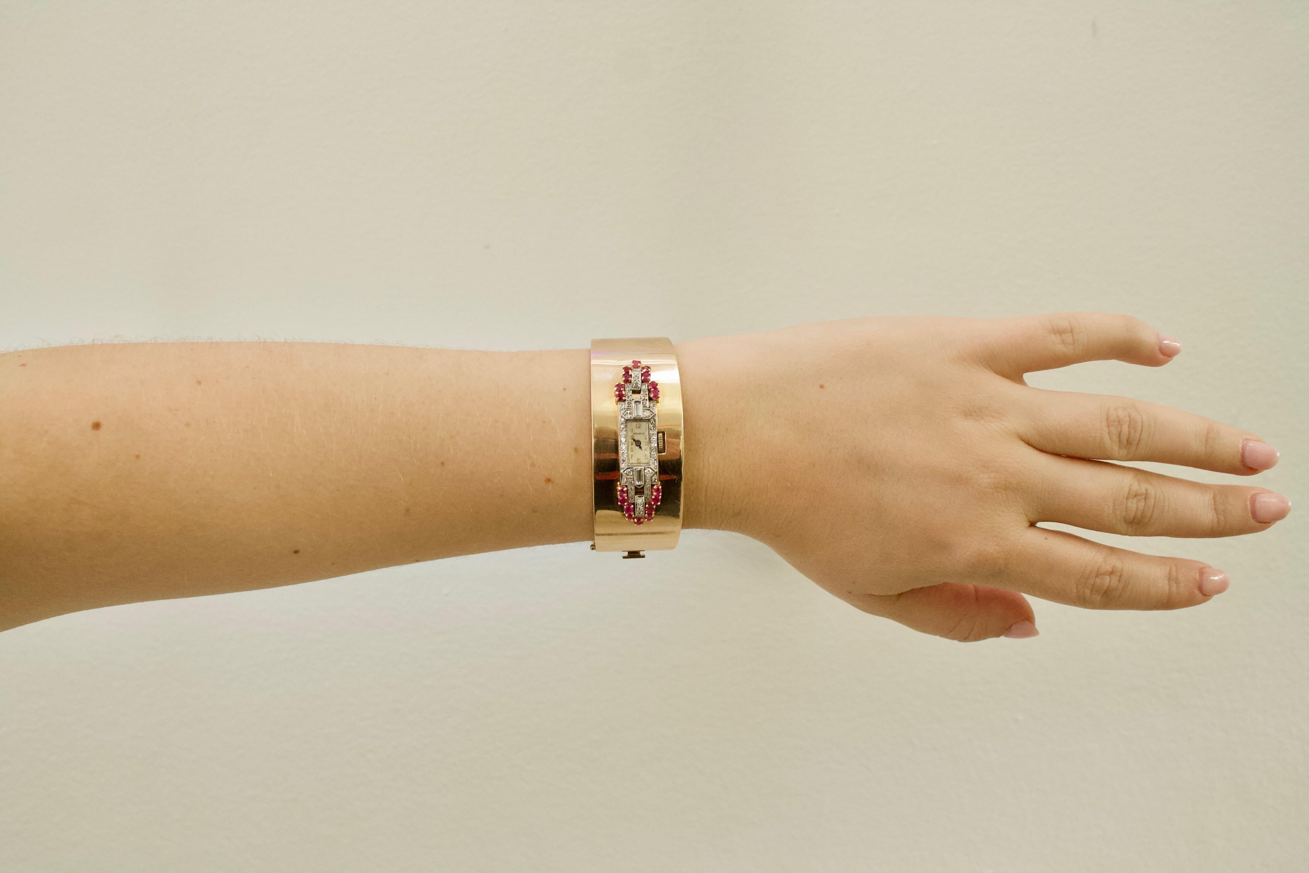 Bracelet jonc art déco en platine et or jaune avec montre en diamants et rubis  en vente 2