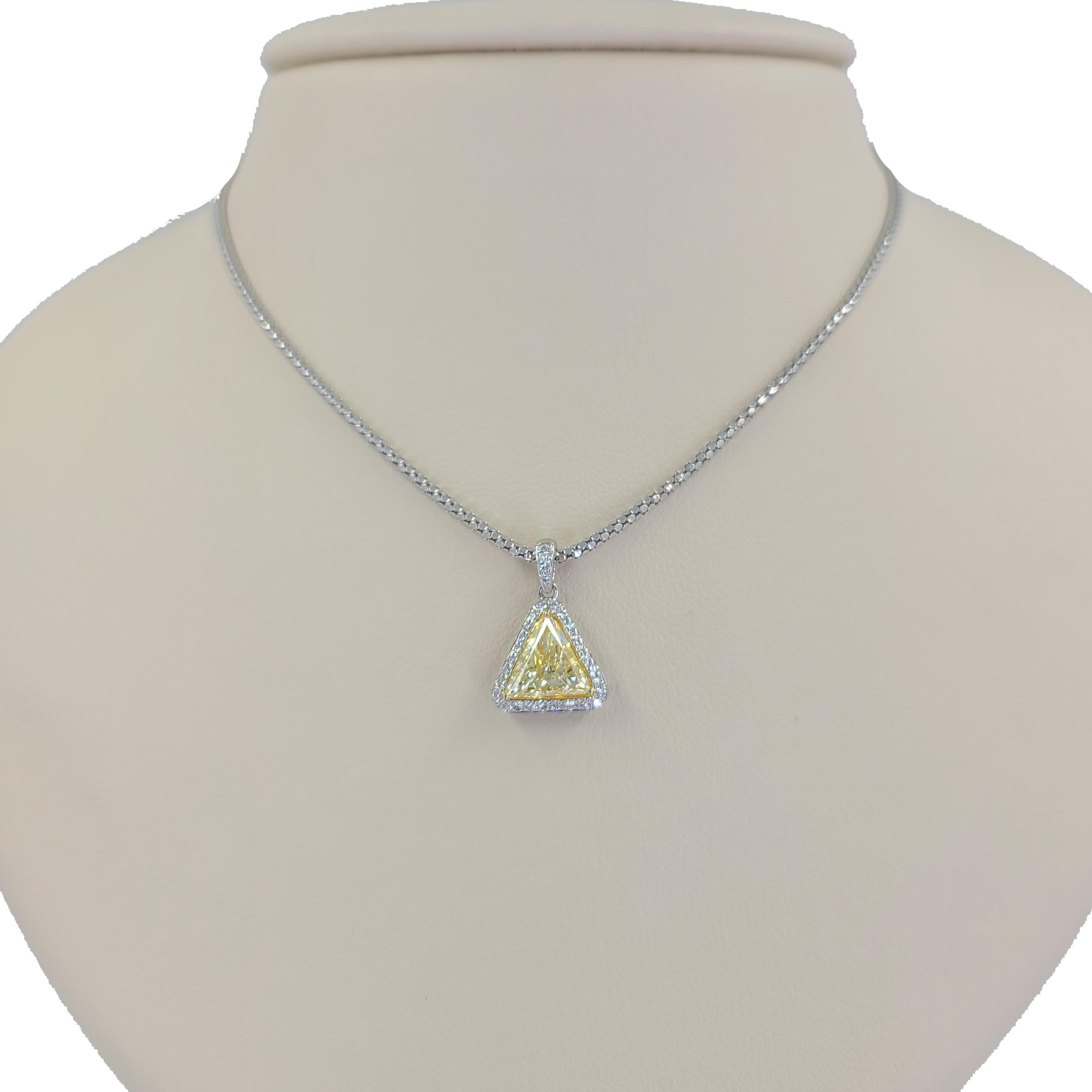 Platinum and Yellow Gold Natural Yellow Diamond Pendant Necklace In New Condition In Coral Gables, FL