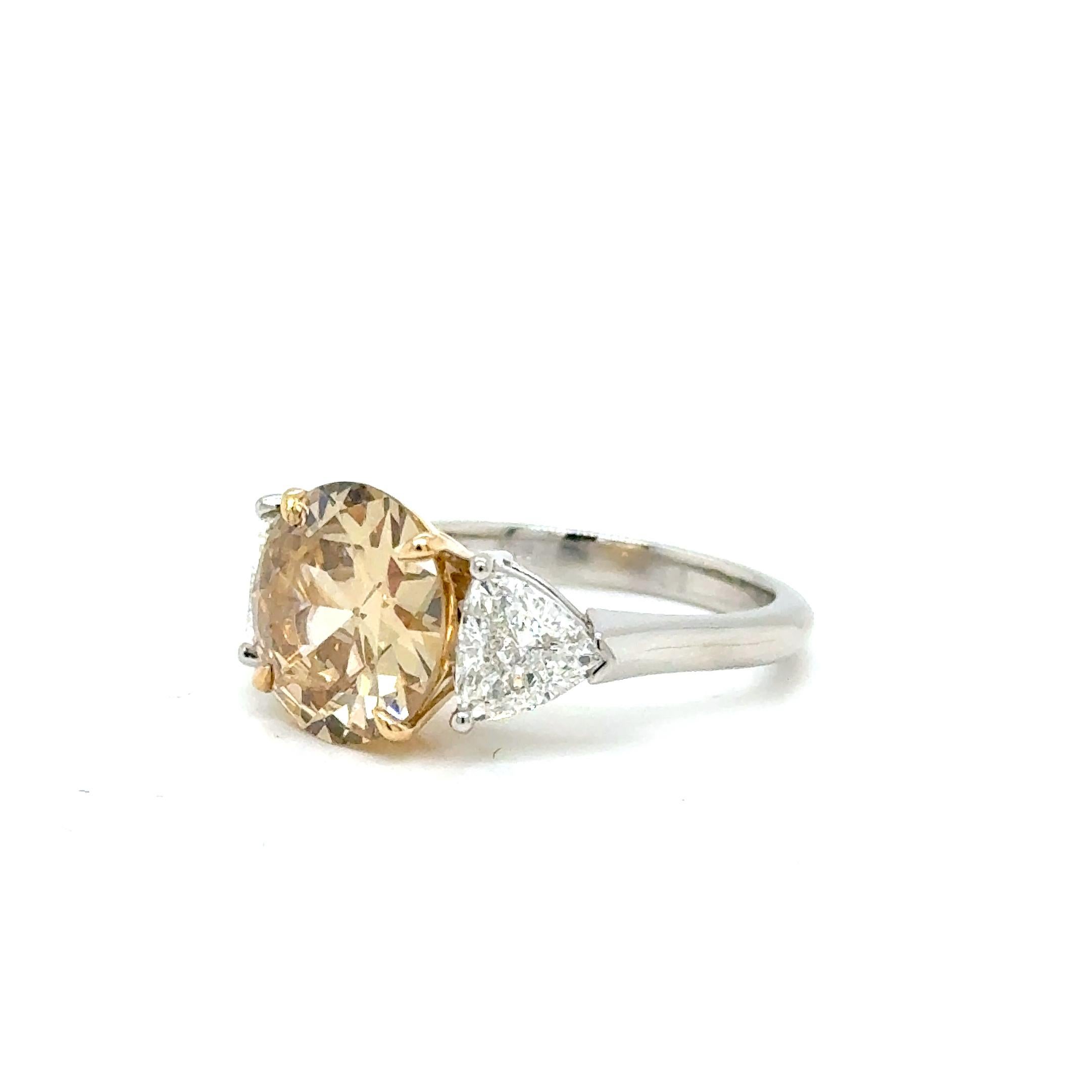 Platinum and Yellow Gold Ring Fancy Yellow 3.21 cts GIA and 2 trillion 1.20 cts In New Condition For Sale In Miami, FL