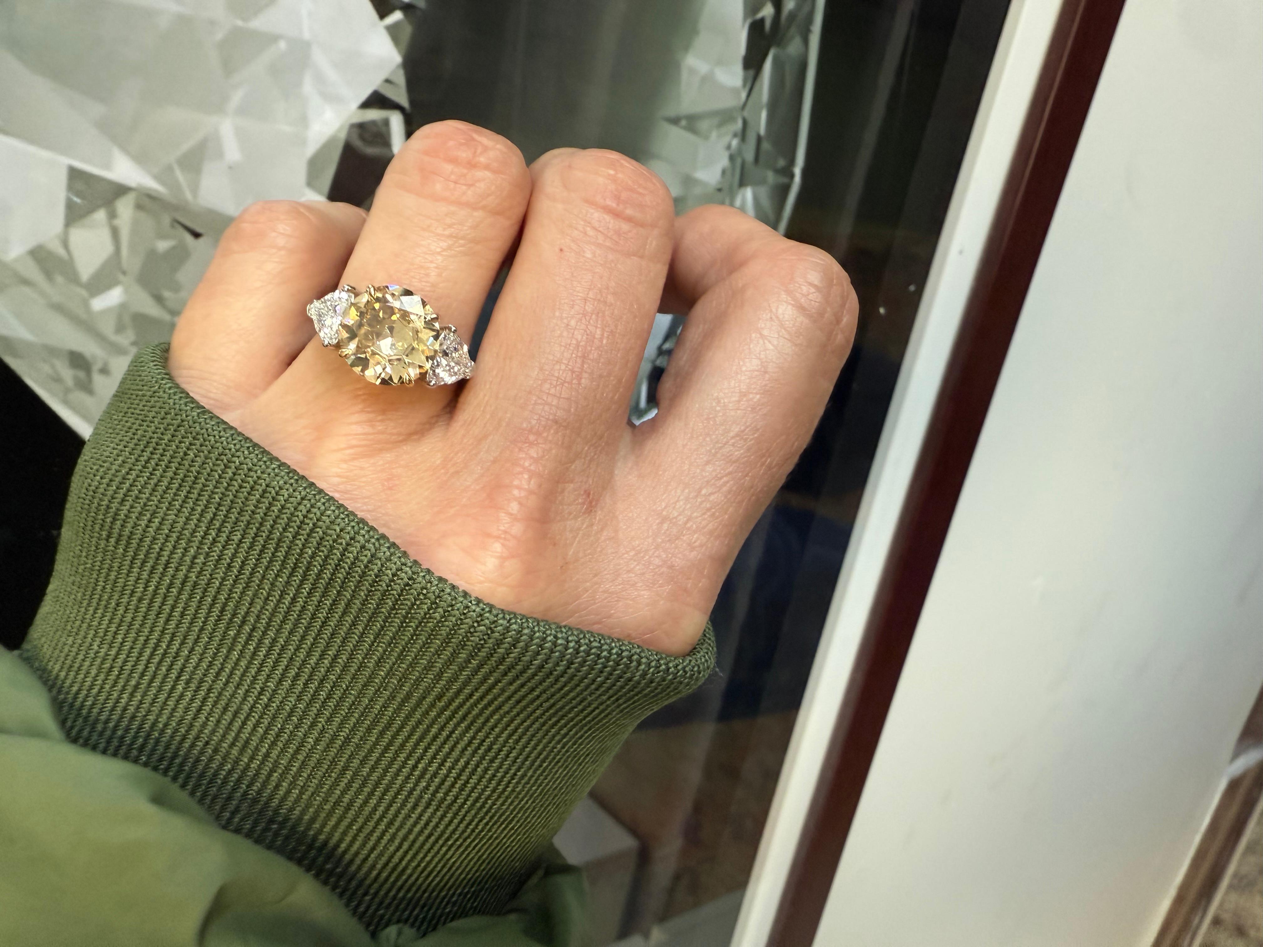 Platinum and Yellow Gold Ring Fancy Yellow 3.21 cts GIA and 2 trillion 1.20 cts For Sale 5