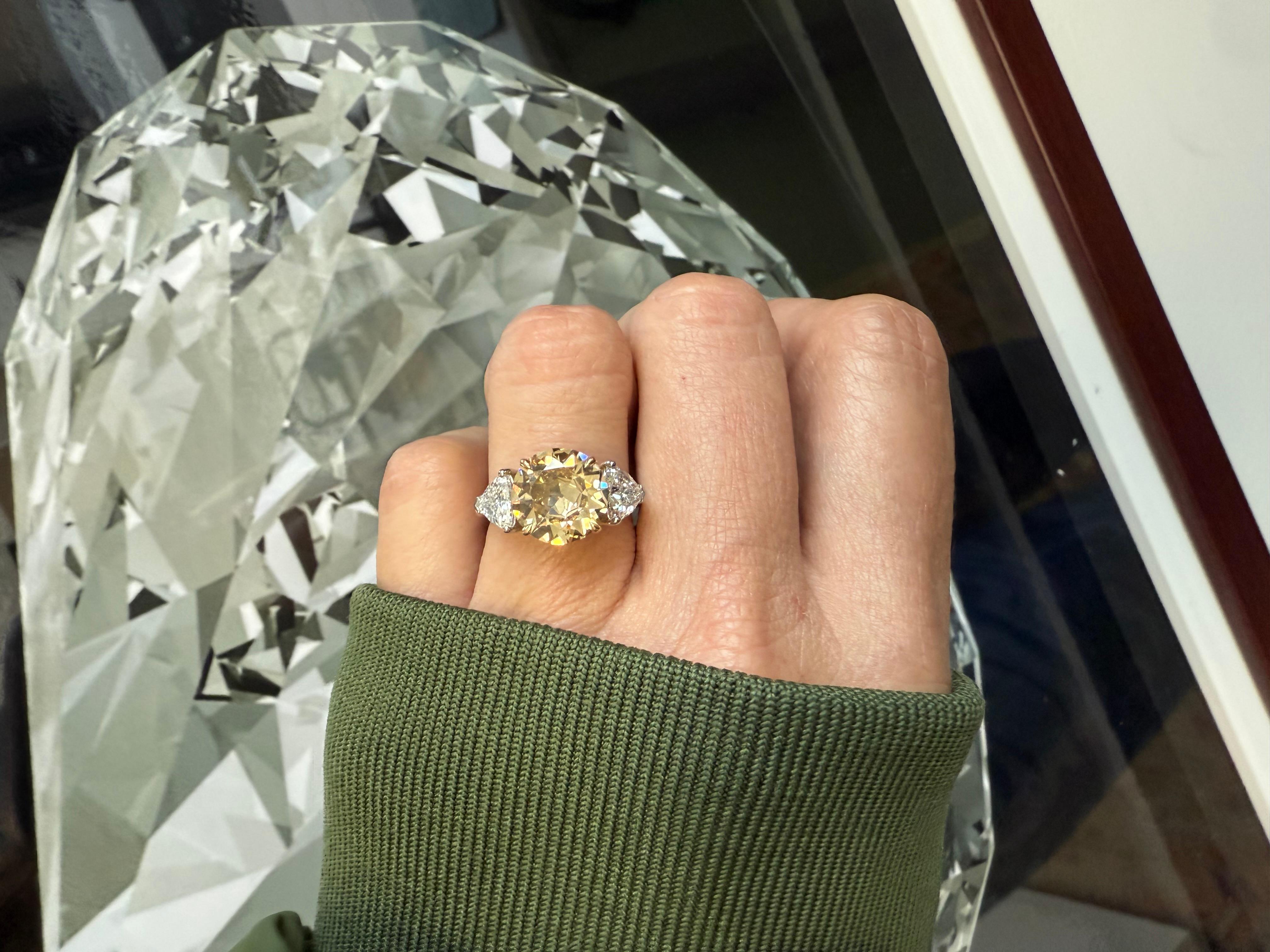 Platinum and Yellow Gold Ring Fancy Yellow 3.21 cts GIA and 2 trillion 1.20 cts For Sale 6