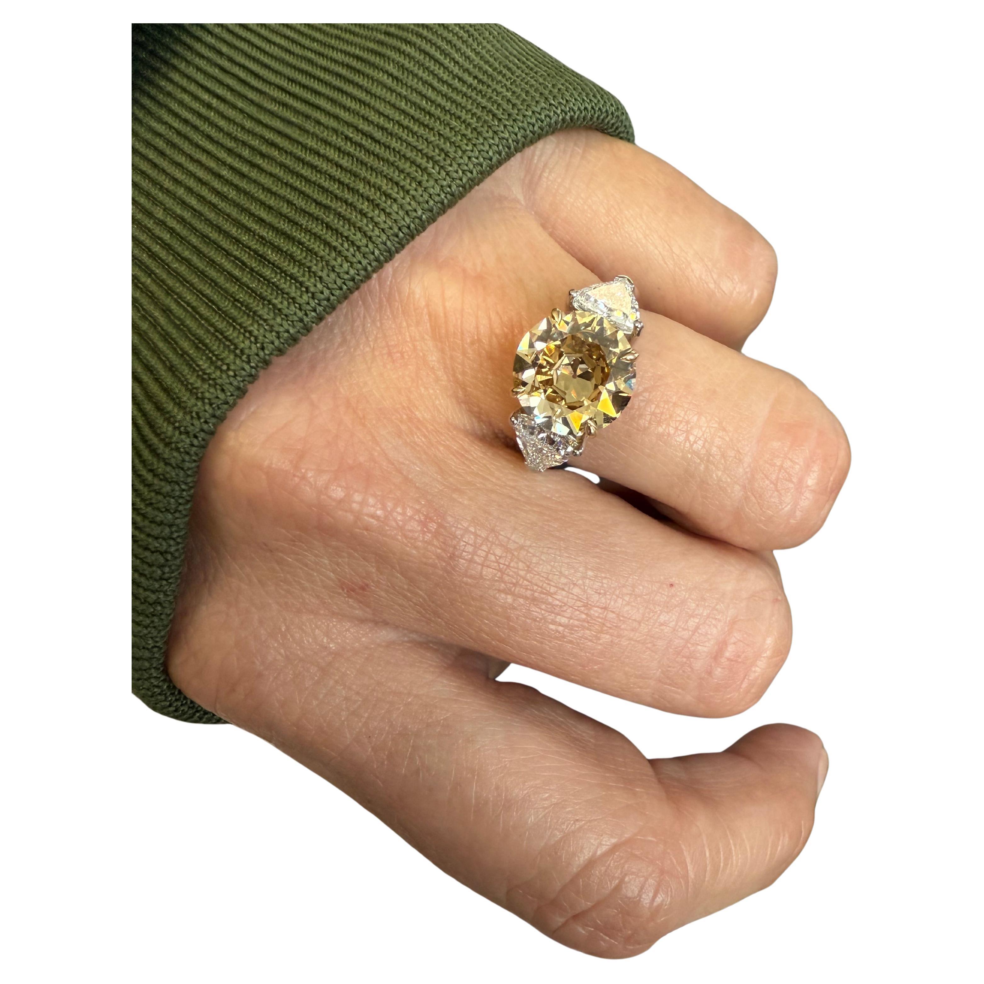 Platinum and Yellow Gold Ring Fancy Yellow 3.21 cts GIA and 2 trillion 1.20 cts For Sale 7