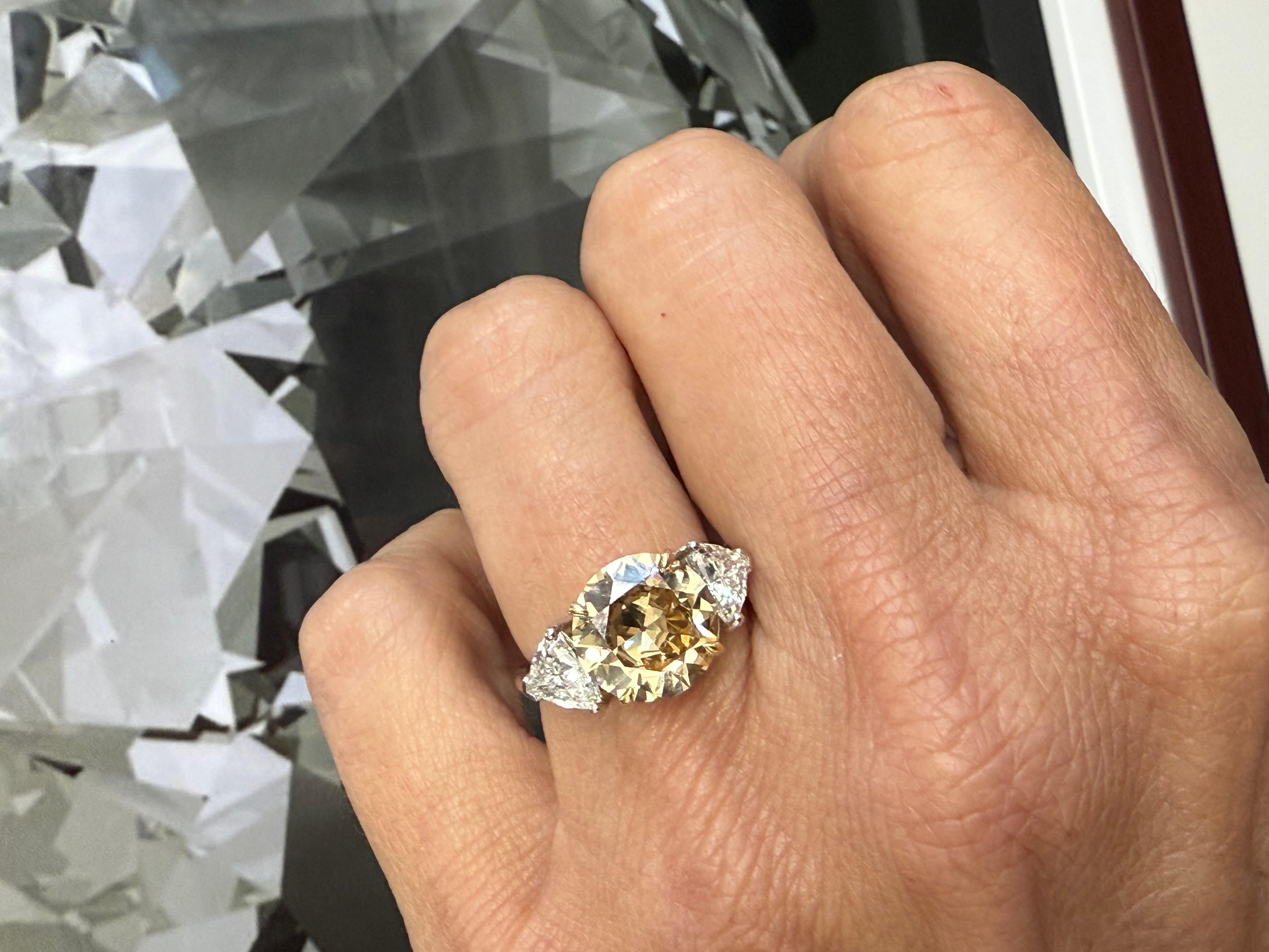 Erhöhen Sie Ihre Schmucksammlung mit diesem atemberaubenden Ring aus Gelbgold und Platin mit einem natürlichen gelbbraunen Fancy-Diamanten  3,21 cts GIA zertifiziert (10,22 x 10,24 x 4,85mm) Klarheit VS2, geschmückt mit und Trillionen Diamanten 1,20