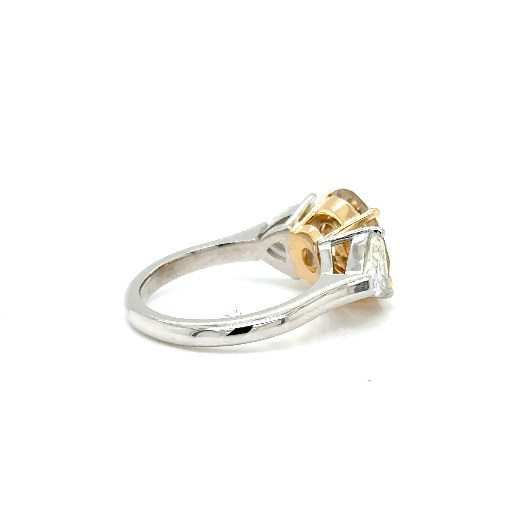 Platinum and Yellow Gold Ring Fancy Yellow 3.21 cts GIA and 2 trillion 1.20 cts For Sale 2