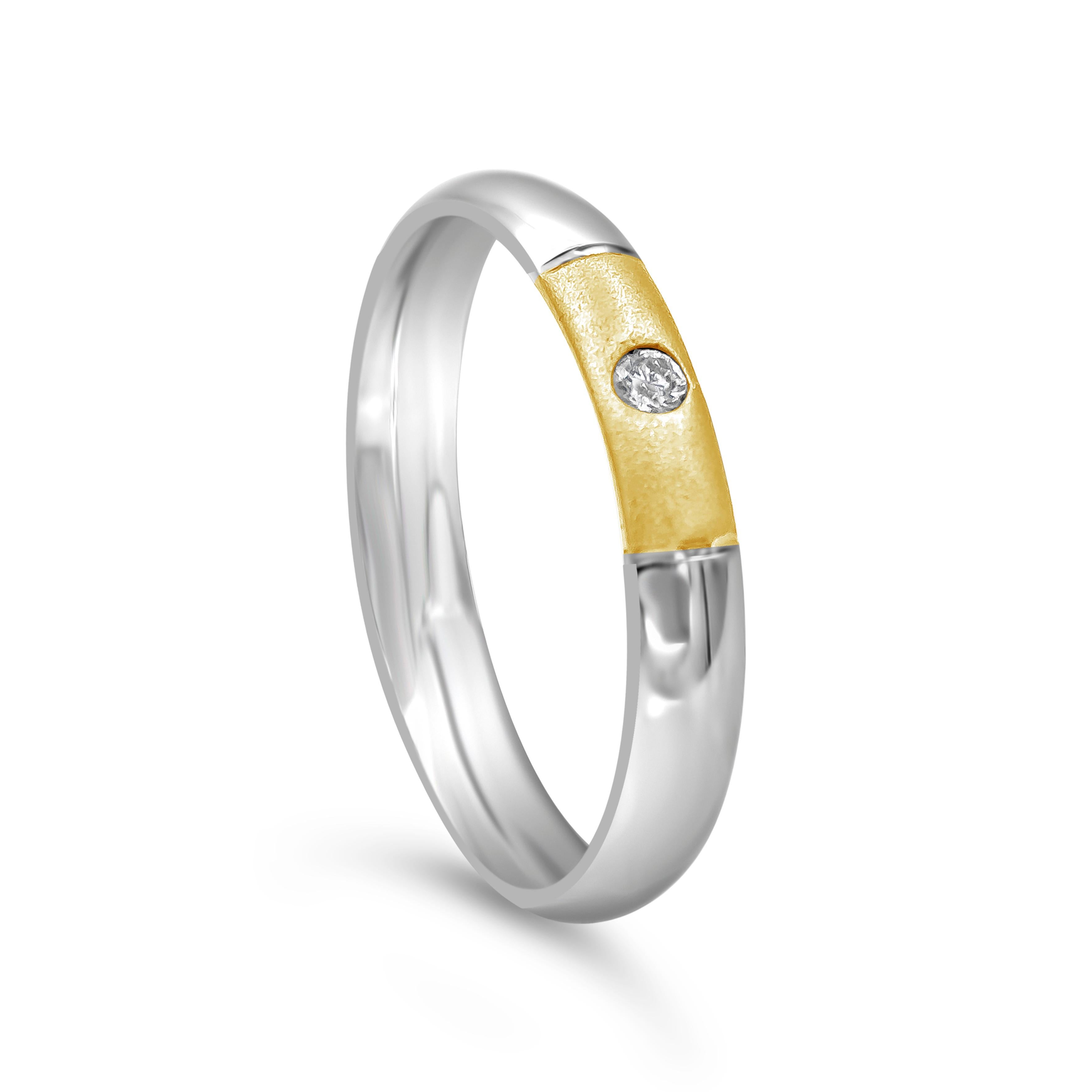 Ein schlichter Ehering für Männer aus 18 Karat Gelbgold und Platin. Ein einzelner runder Diamant im Brillantschliff von 0,06 Karat akzentuiert das Modell mit komfortabler Passform, das bündig gefasst ist. Größe 10,25 US, Größenänderung auf