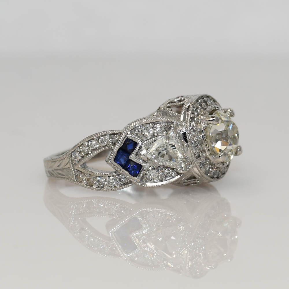 Bague de dame en diamant antique art déco dans une monture en platine.
La bague est testée en platine et pèse 9,5 grammes.
Le diamant central est une taille euro ancienne, de 1,07 carats, de couleur K à L et de pureté Si.
Les diamants latéraux sont