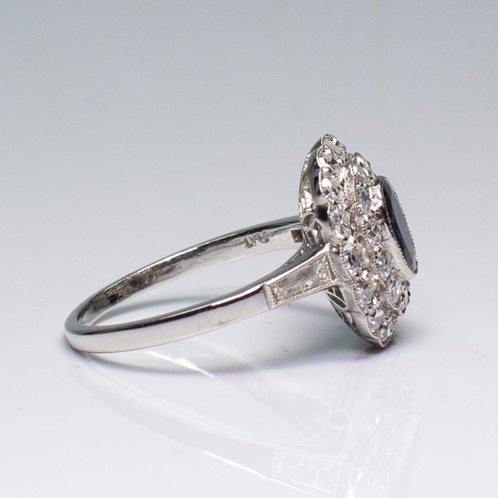 Donna Anello in platino antico in stile Art Deco con zaffiro e diamante a raggiera in vendita