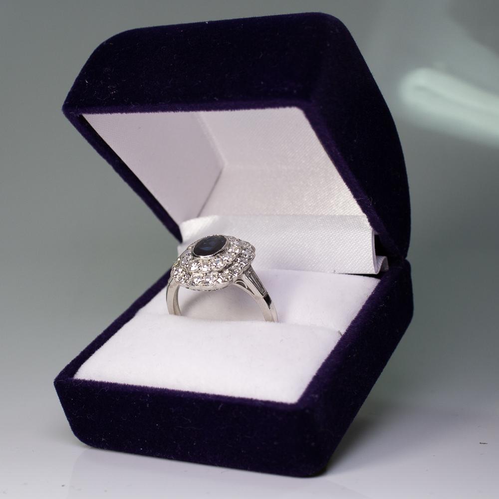Anello in platino antico in stile Art Deco con zaffiro e diamante a raggiera in vendita 1