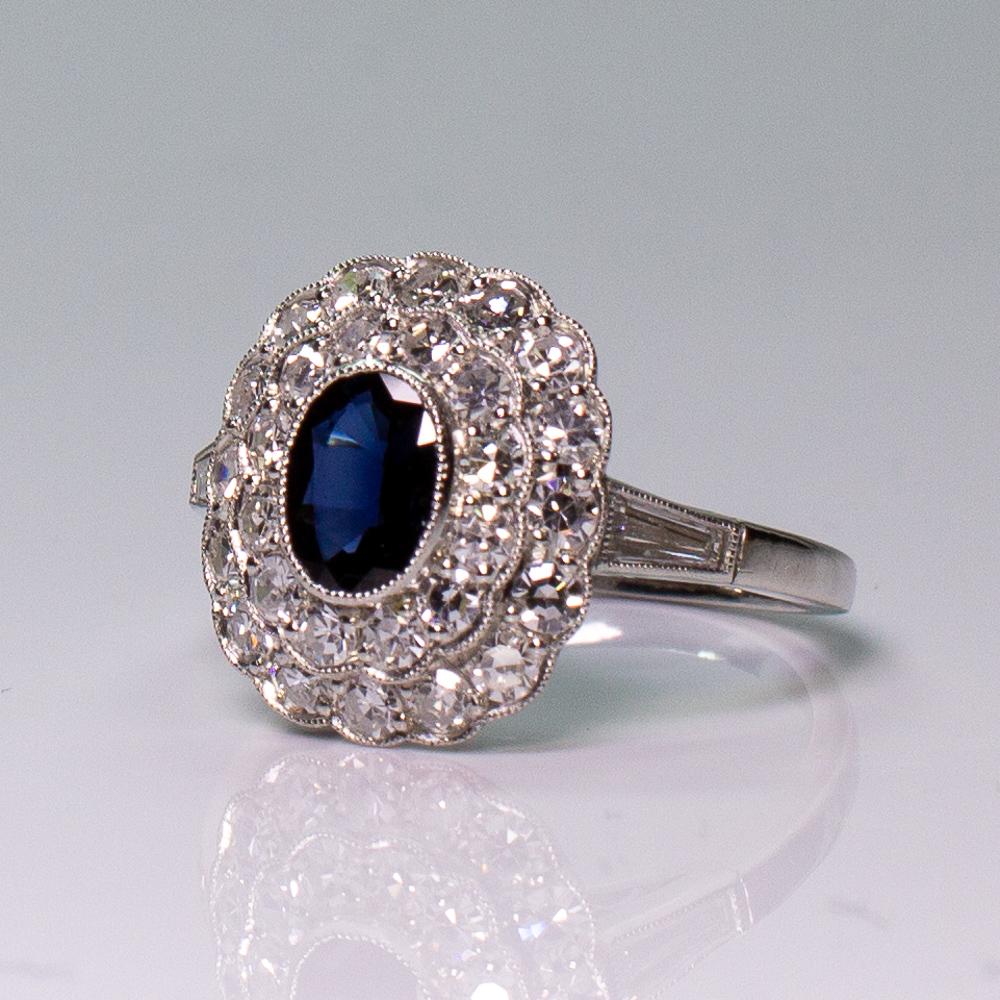 Anello in platino antico in stile Art Deco con zaffiro e diamante a raggiera in vendita 2