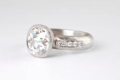Anillo de platino con diamante talla antigua en cojín de 1,73cts y diamante engastado en canal