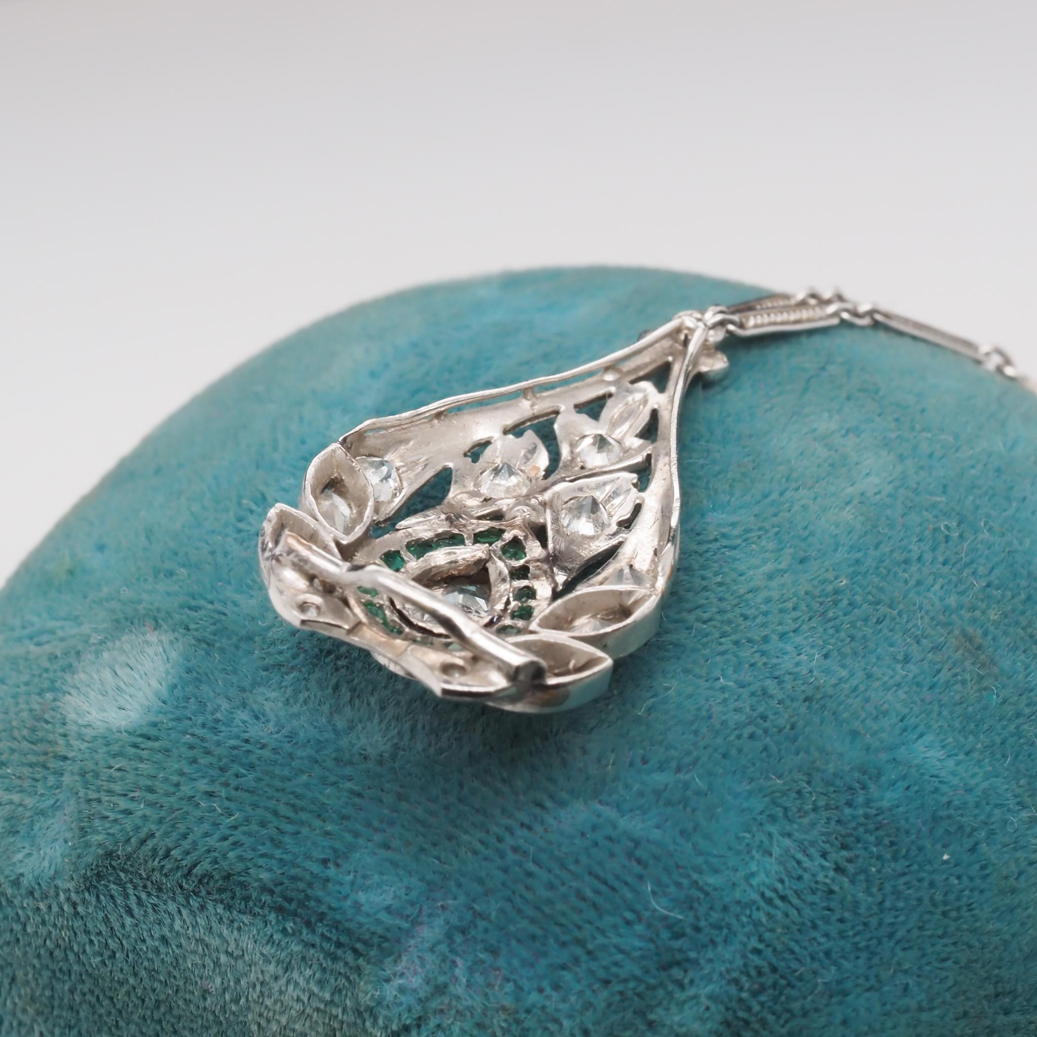 Platin-Halskette aus antikem Platin mit Diamanten im Birnenschliff und Smaragd im Zustand „Gut“ im Angebot in Atlanta, GA