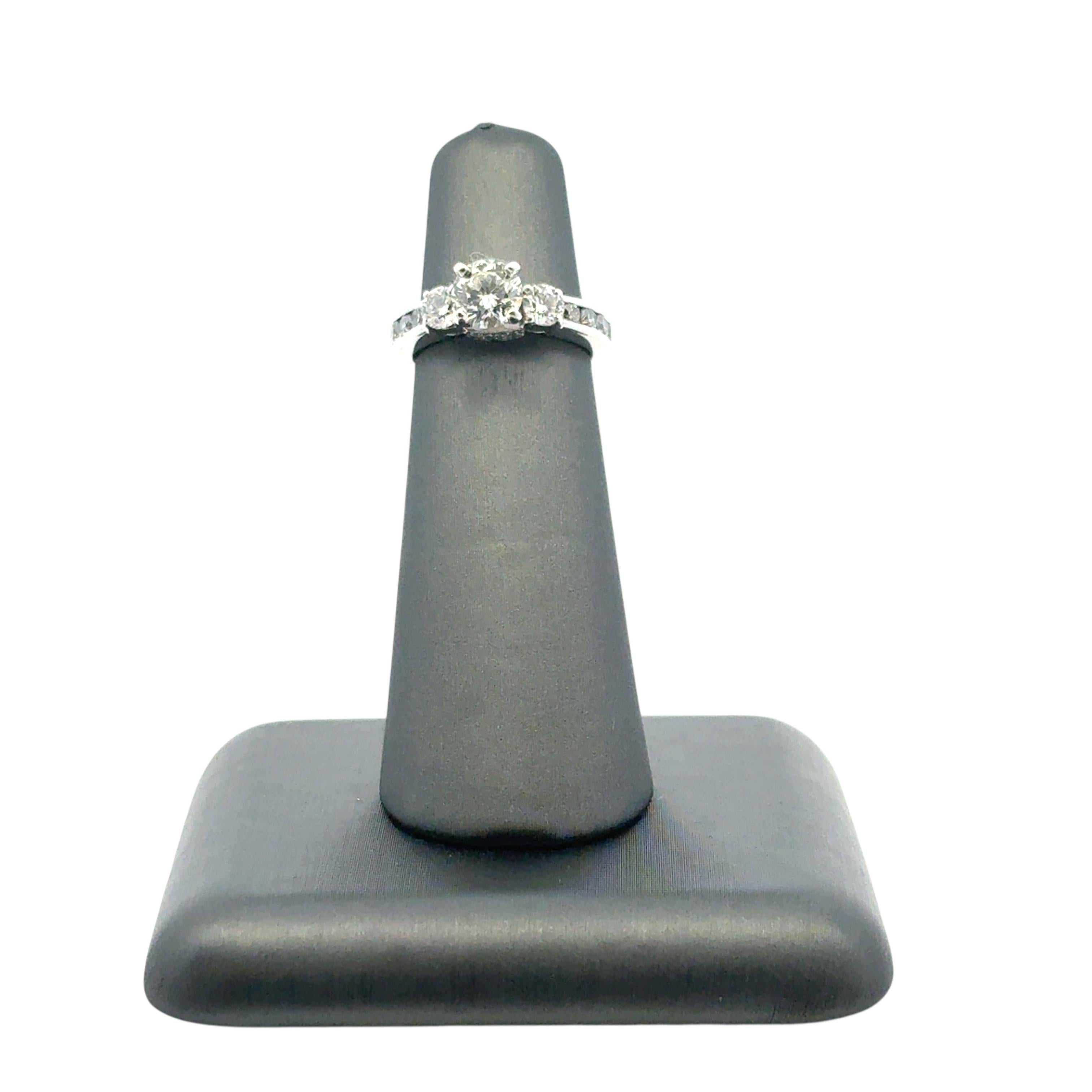 Anello di fidanzamento in platino con diamante rotondo naturale di circa 1,36 carati in vendita 7