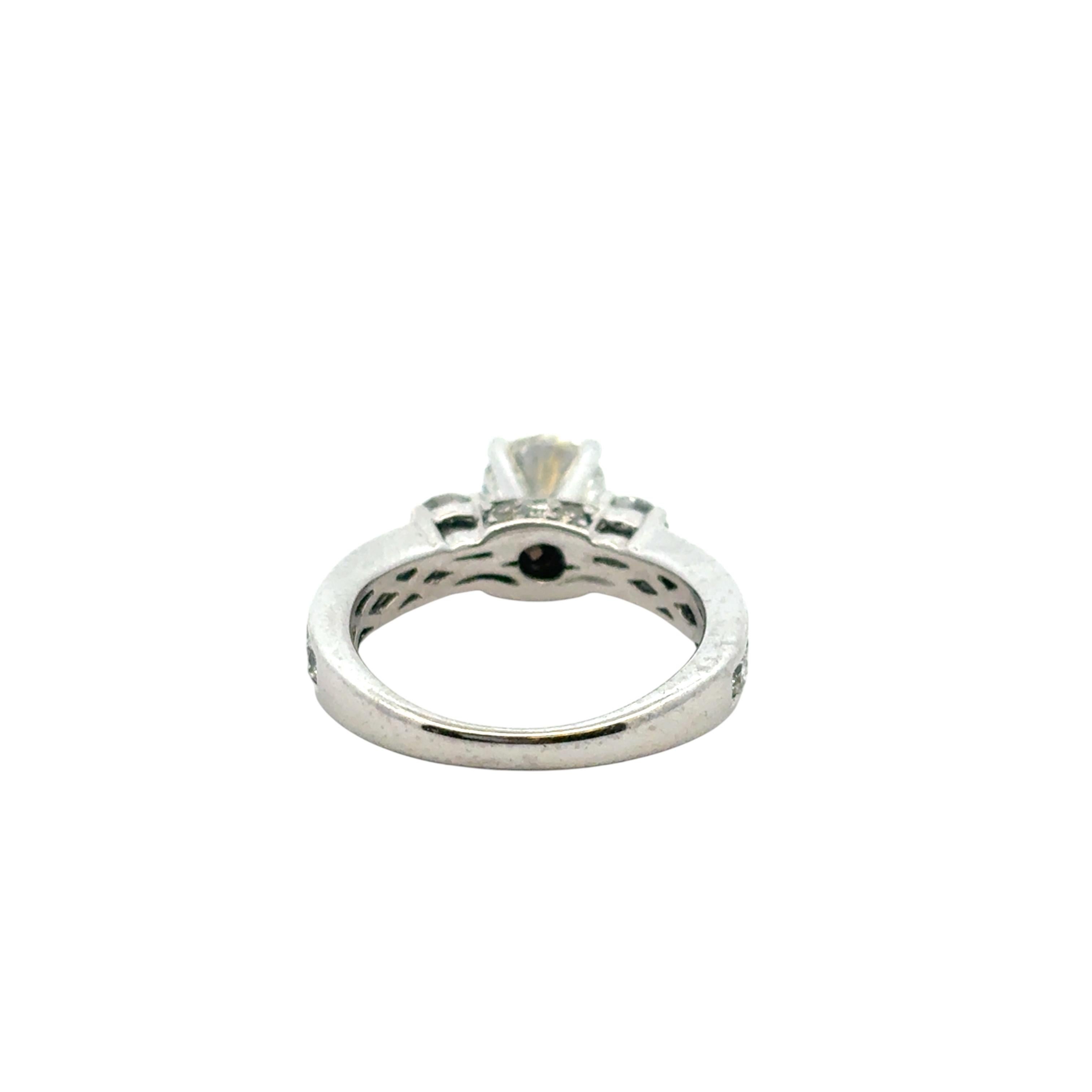 Anello di fidanzamento in platino con diamante rotondo naturale di circa 1,36 carati in vendita 9