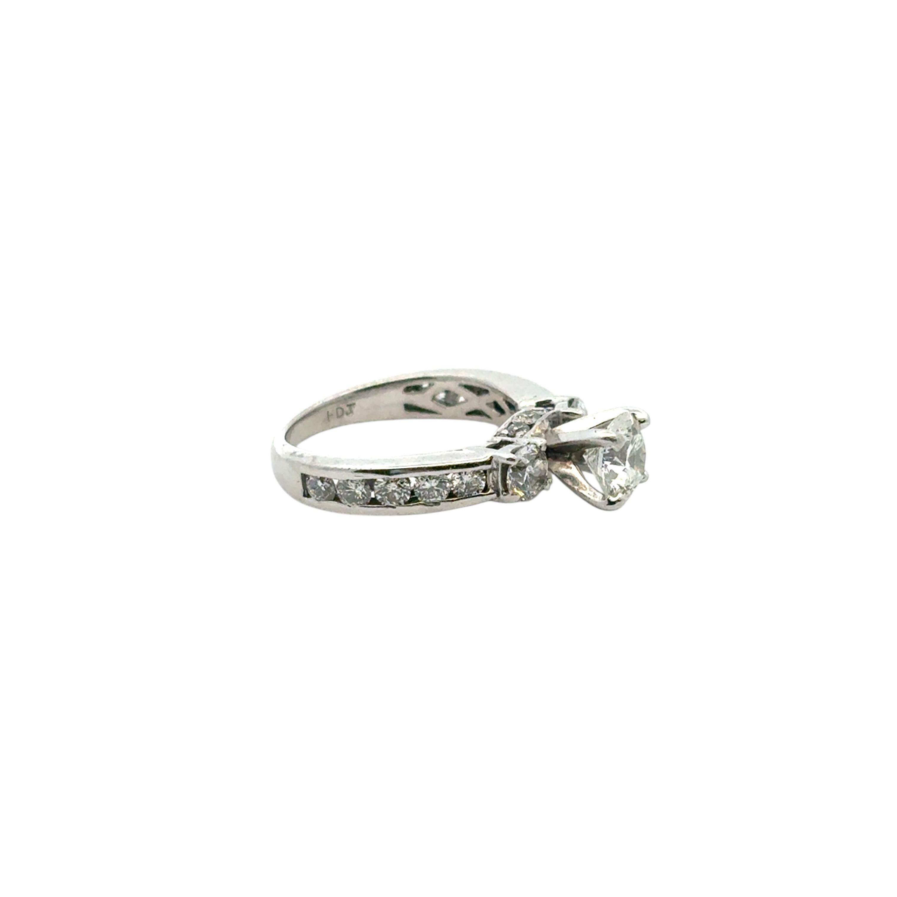 Anello di fidanzamento in platino con diamante rotondo naturale di circa 1,36 carati in vendita 10
