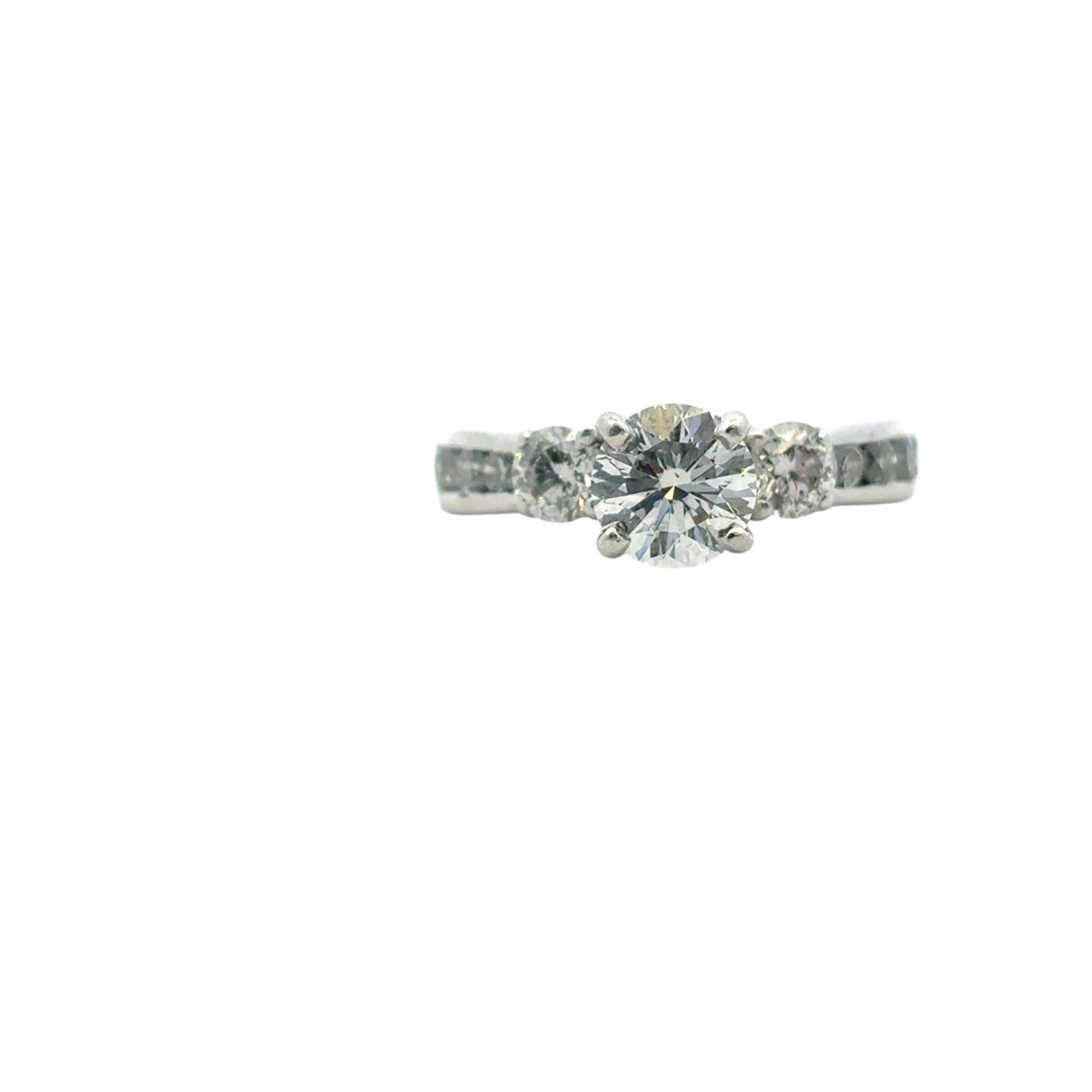Anello di fidanzamento in platino con diamante rotondo naturale di circa 1,36 carati in vendita 12