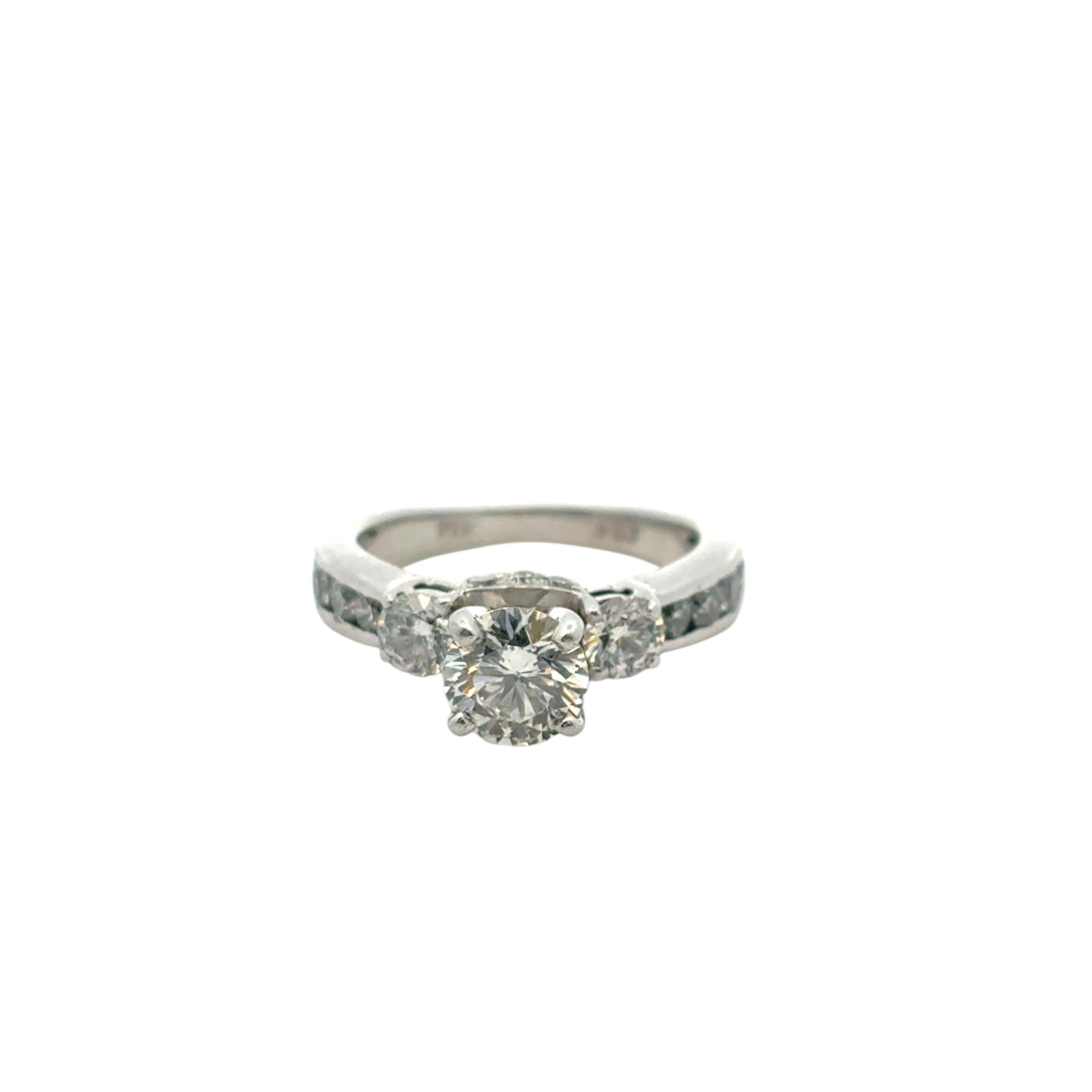 Anello di fidanzamento in platino con diamante rotondo naturale di circa 1,36 carati in vendita 14