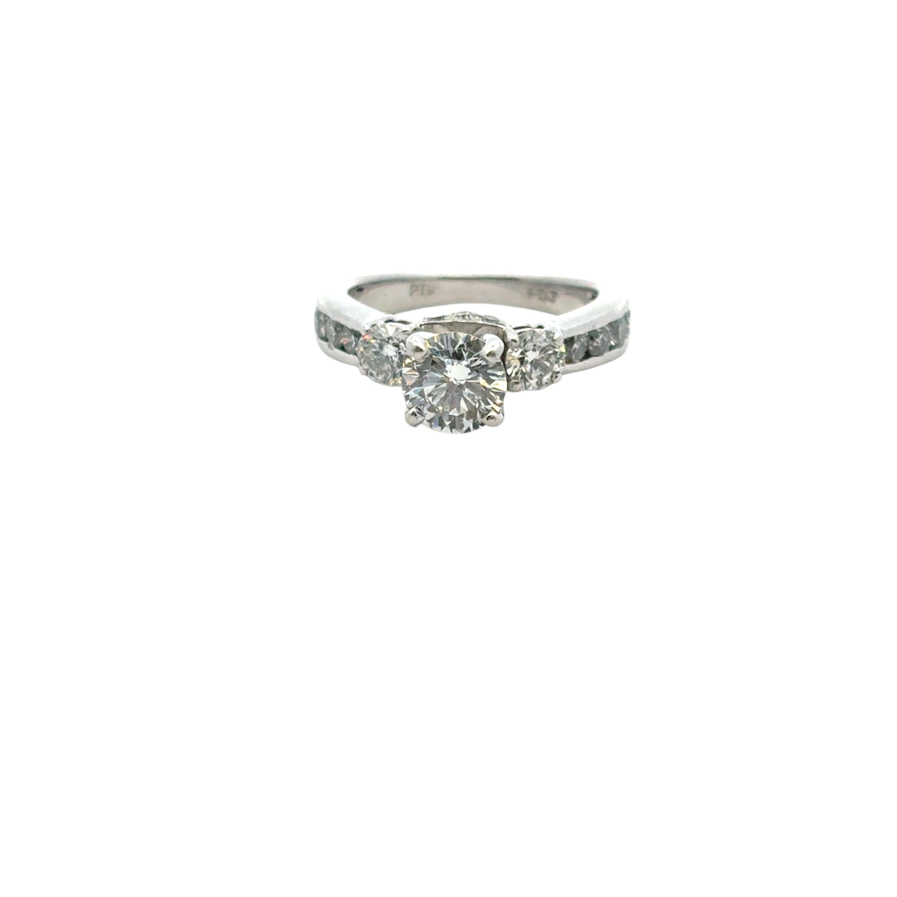 Moderno Anello di fidanzamento in platino con diamante rotondo naturale di circa 1,36 carati in vendita