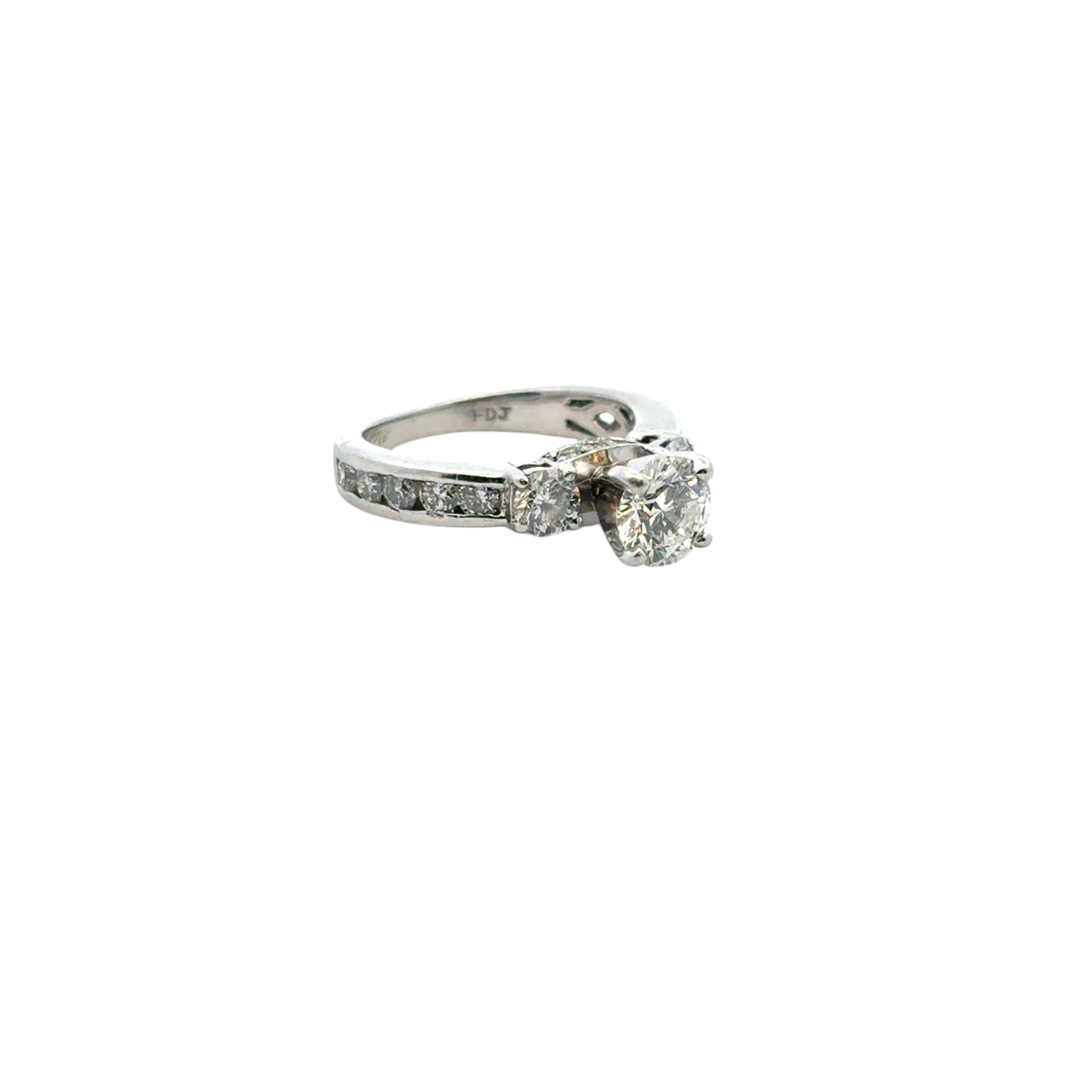 Taglio rotondo Anello di fidanzamento in platino con diamante rotondo naturale di circa 1,36 carati in vendita