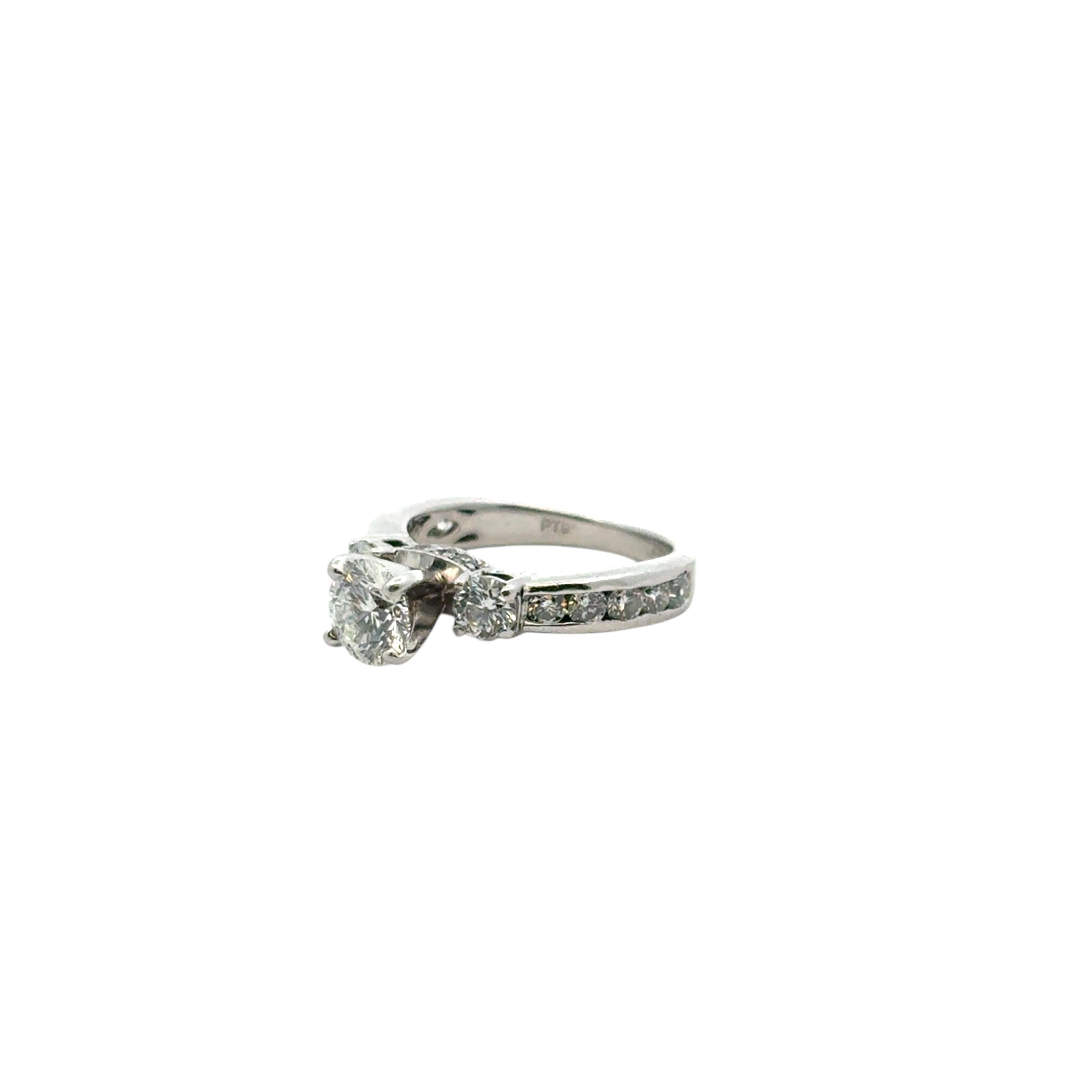 Anello di fidanzamento in platino con diamante rotondo naturale di circa 1,36 carati In condizioni ottime in vendita a Boca Raton, FL