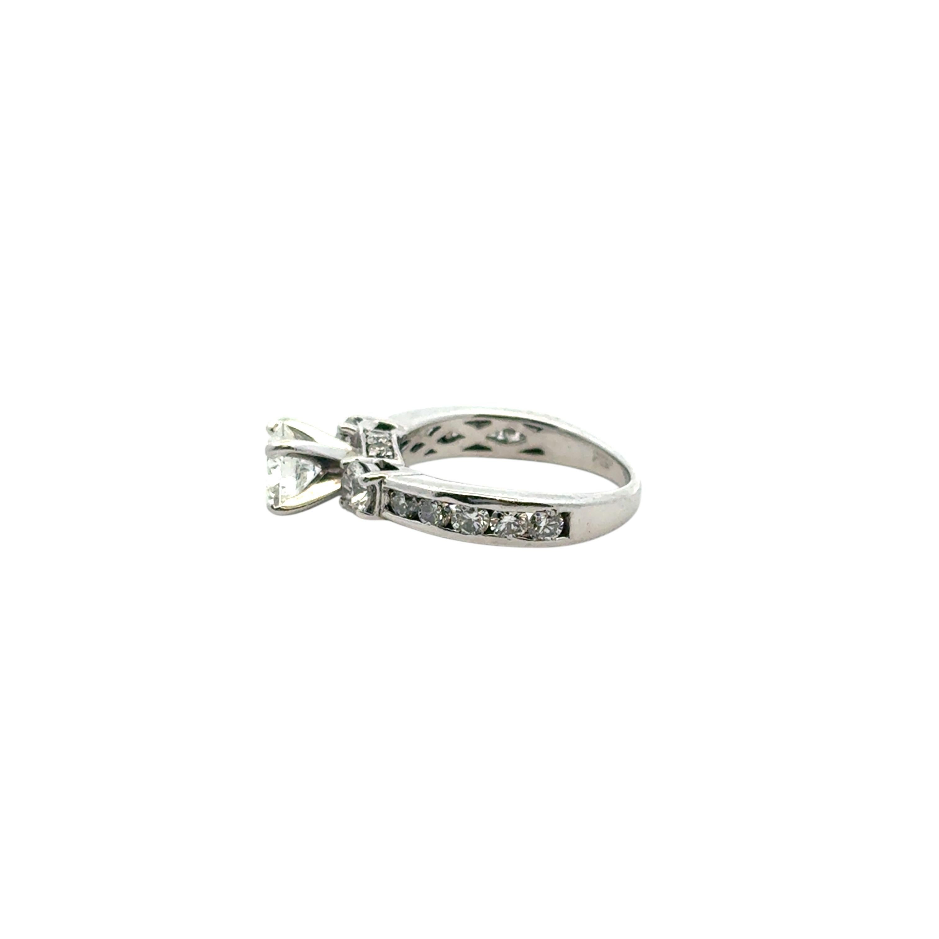 Donna Anello di fidanzamento in platino con diamante rotondo naturale di circa 1,36 carati in vendita