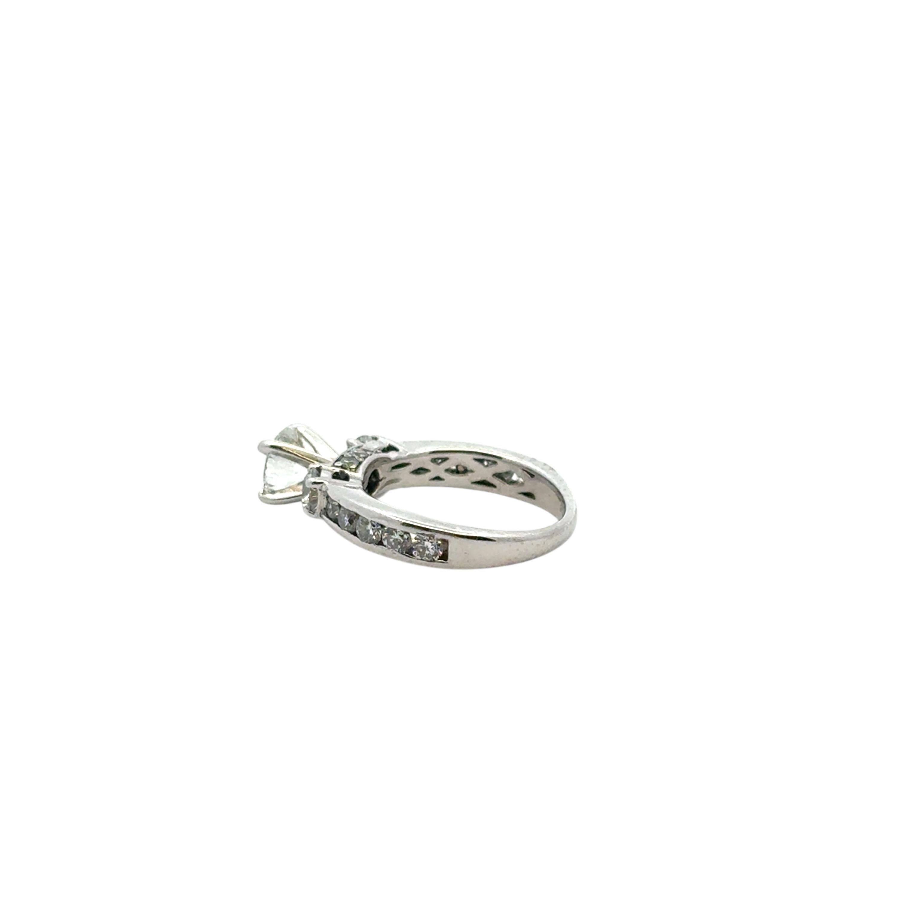 Anello di fidanzamento in platino con diamante rotondo naturale di circa 1,36 carati in vendita 1