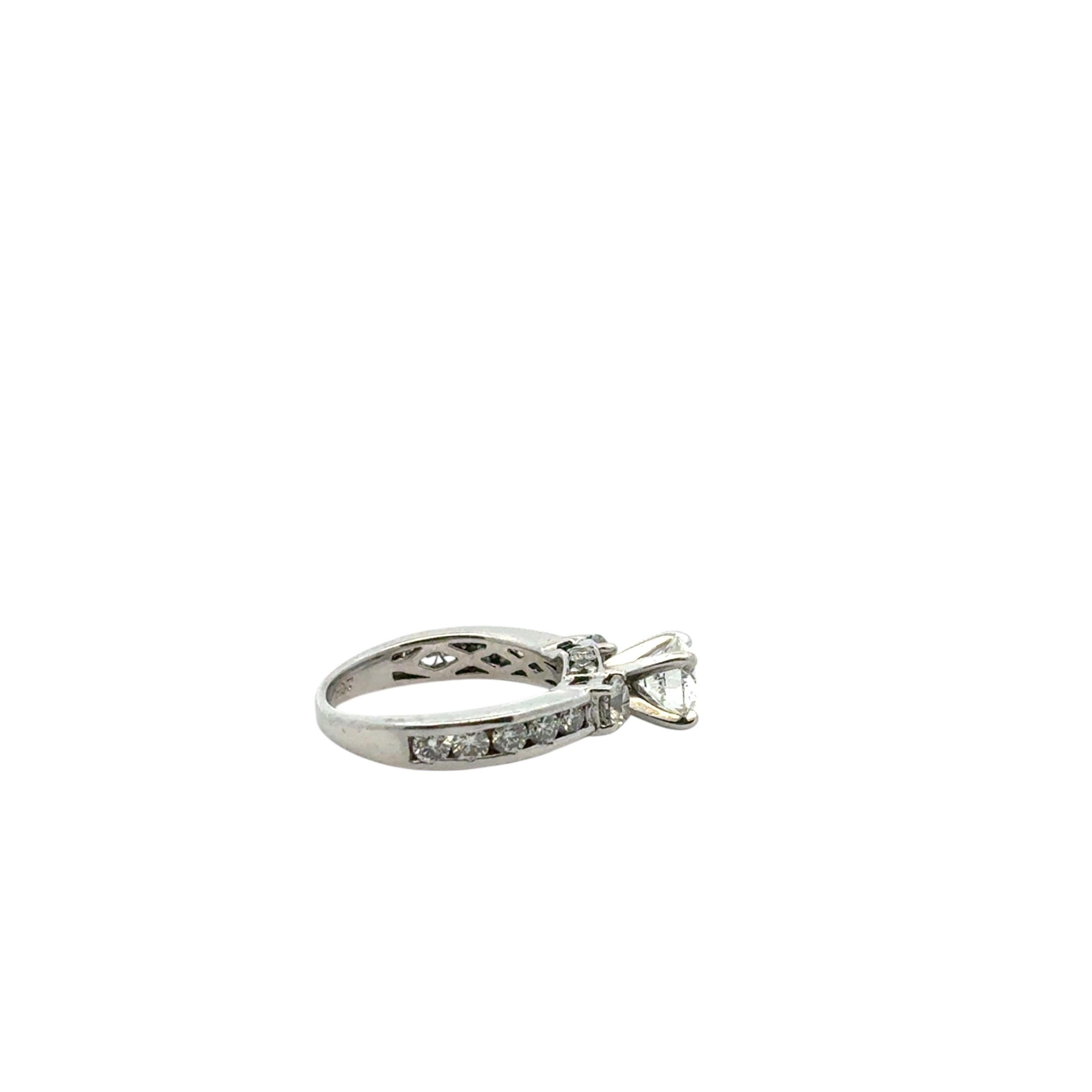 Anello di fidanzamento in platino con diamante rotondo naturale di circa 1,36 carati in vendita 3