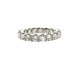 Anello di eternità in platino con diamante rotondo naturale da circa 2,09 ct.