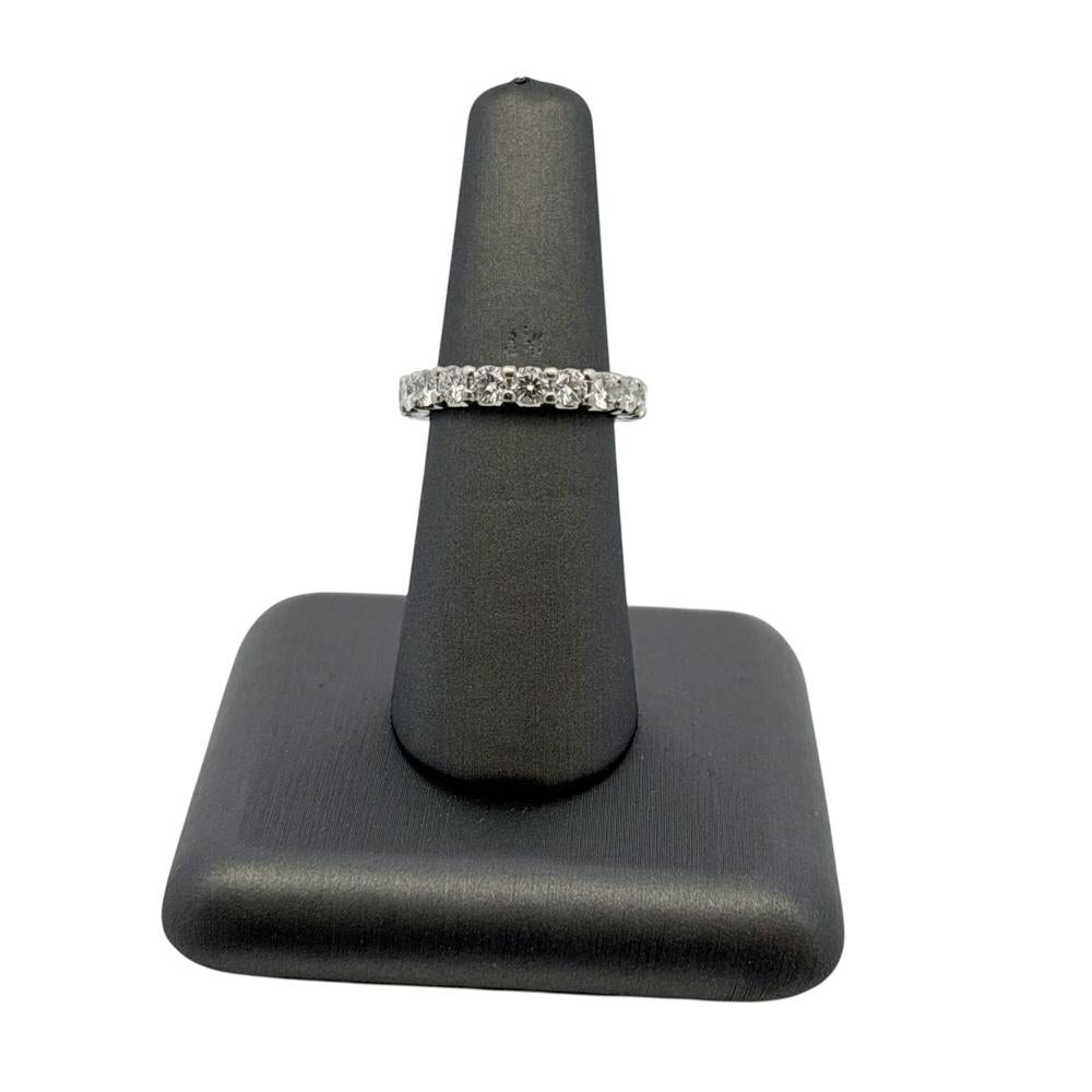 Anello di eternità in platino con diamante rotondo naturale da circa 2,09 ct. in vendita 2