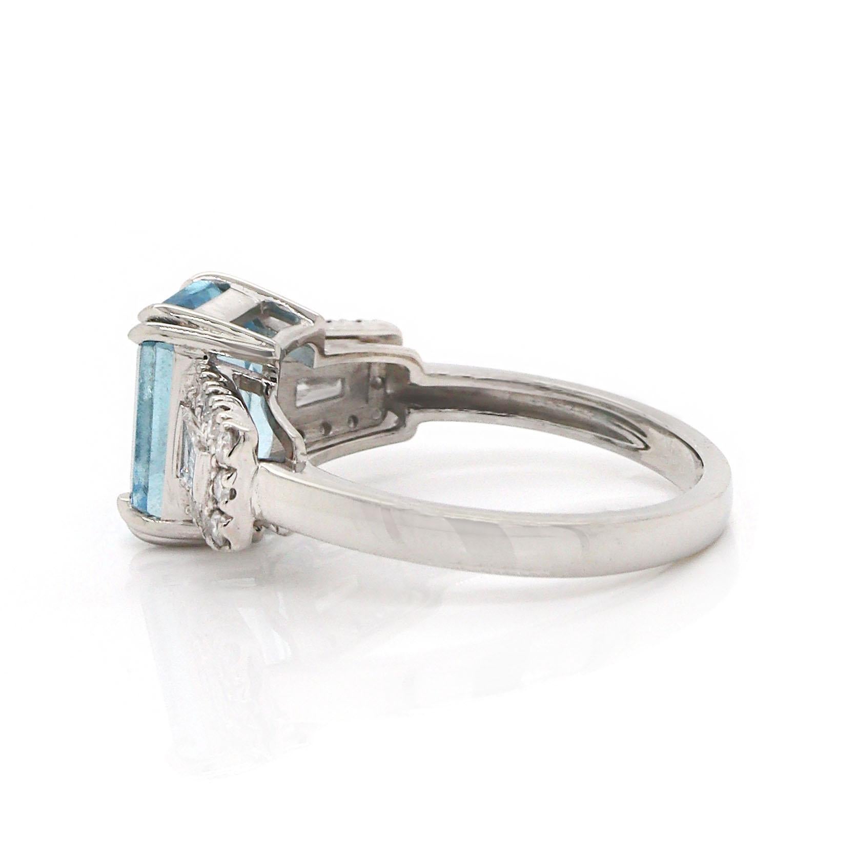 Platin Aquamarin und Diamant Kleidring (Smaragdschliff) im Angebot
