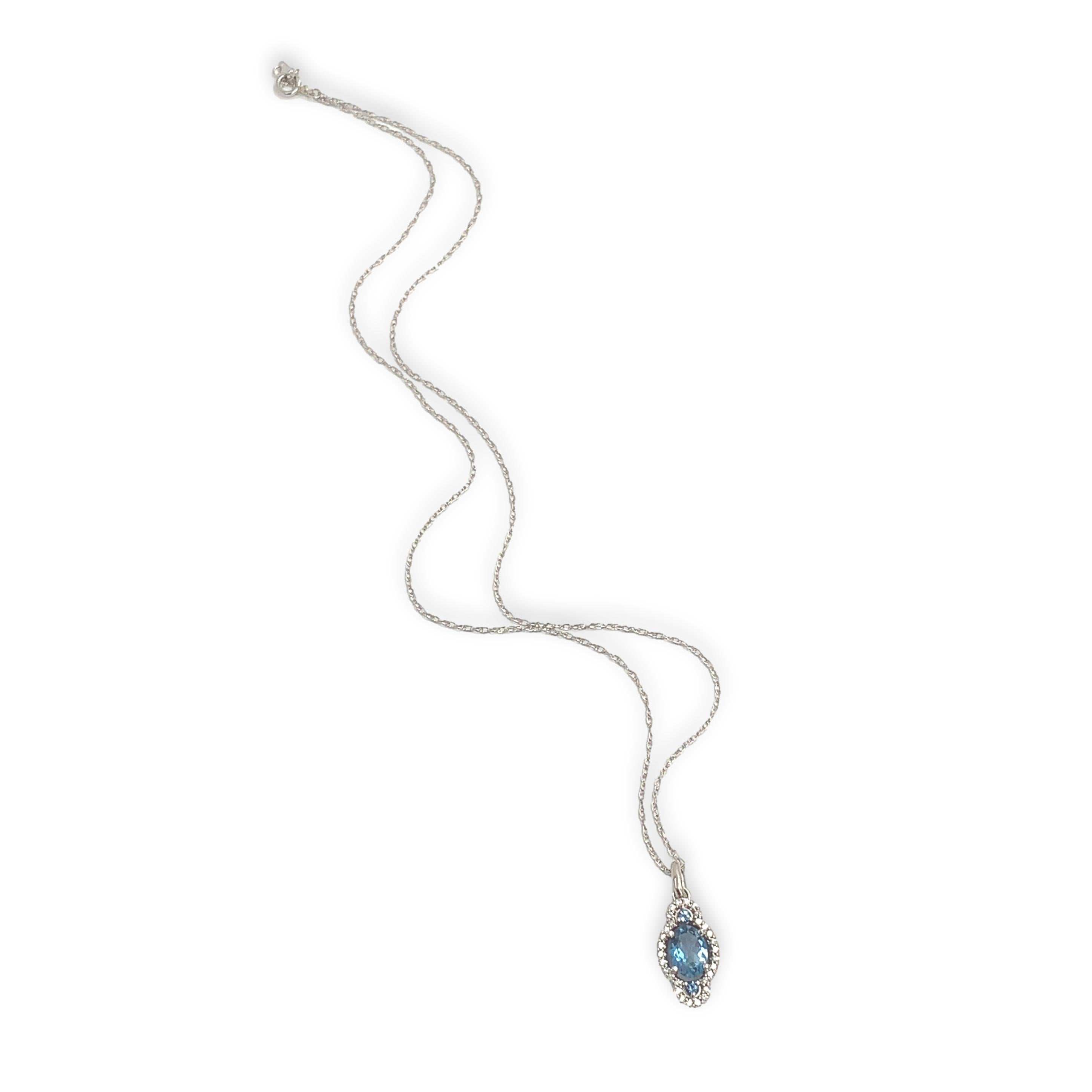 Un pendente in platino con tre gemme di acquamarina blu media e diamanti. L'acquamarina ovale centrale misura circa 8 mm x 6 mm e le due acquamarine rotonde misurano circa 2 mm. Le tre acquemarine pesano in totale 1,28 carati. Queste acquemarine