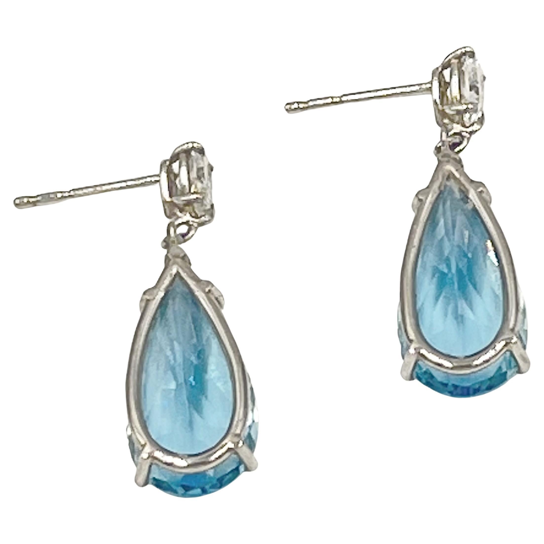 Aquamarin- und Diamanttropfen-Ohrringe, gefasst in Platin.  Kräftige, facettierte, birnenförmige Aquamarin-Tropfen hängen an birnenförmigen Diamantfassungen.  Zwei Aquamarine von insgesamt 11,18 Karat und zwei Diamanten von insgesamt 0,63 Karat