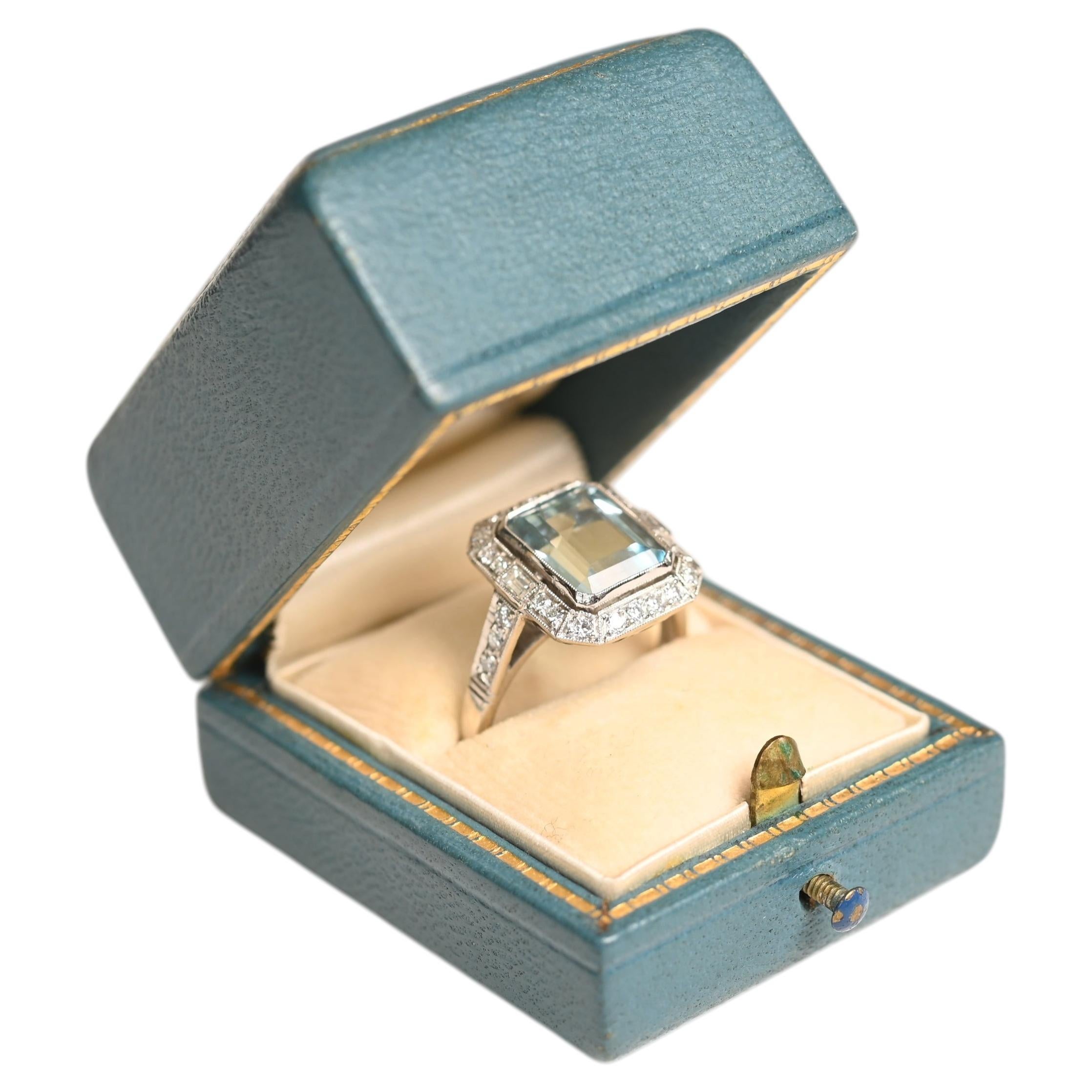 Bague en aigue-marine taille émeraude. Bague en aigue-marine de 3,20 ct avec halo de diamants et accents en platine