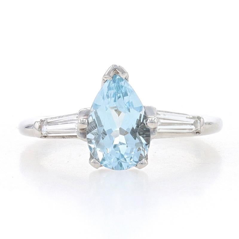 Taille : 5 1/2

Contenu en métal : 900 Platine

Informations sur les pierres

Aigue-marine naturelle
Traitement : Chauffage
Carat(s) : 1.15ct
Coupe : Poire
Couleur : Bleu

Diamants naturels
Carat(s) : .30ctw
Coupe : Baguette
Couleur : G - H
Clarté :