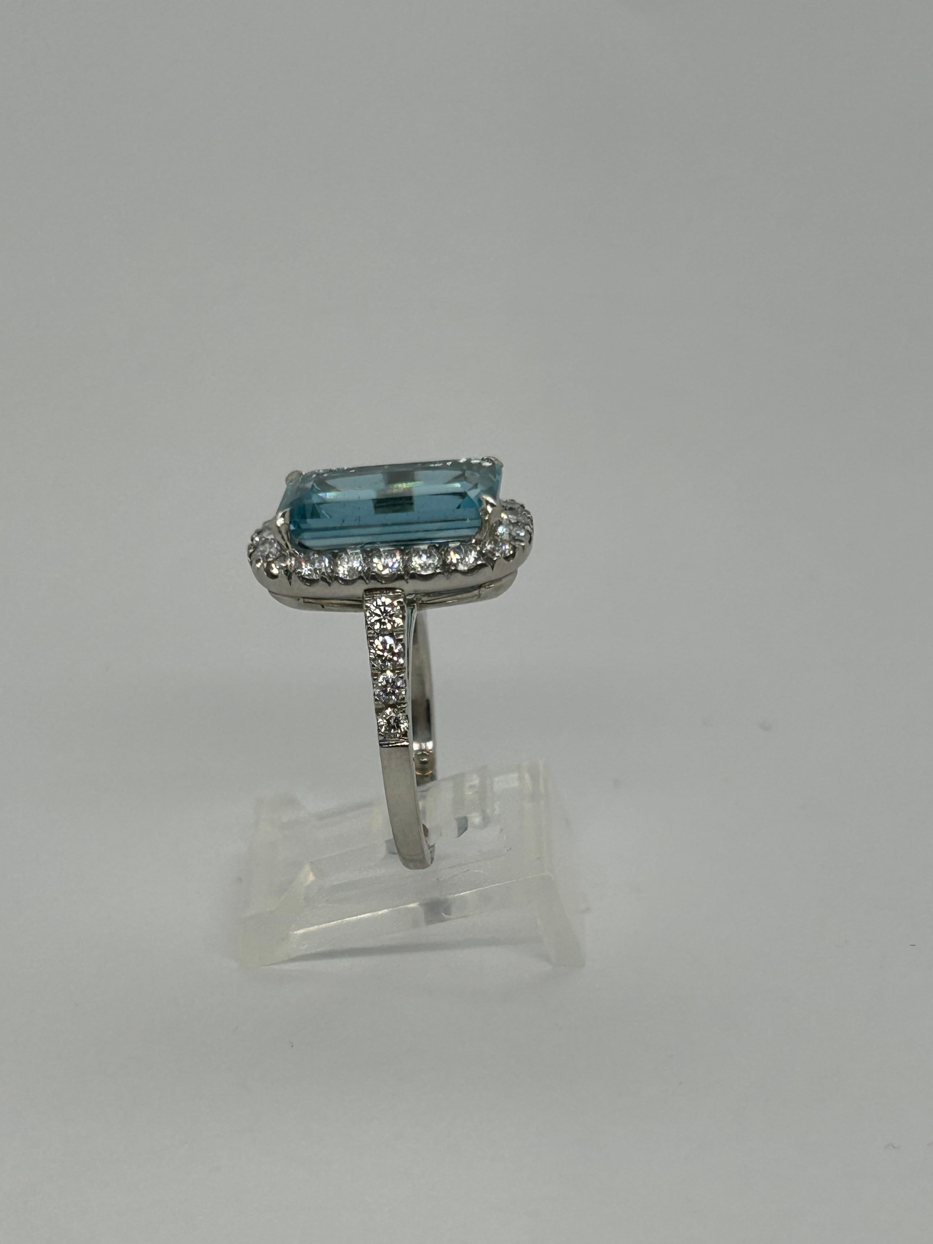 1950' Platinum aquamarine diamond ring. aquamarine approx 11.0 cts Diamond approx 2.5 cts F-G color VS.
ring size :w/ring guard 3.25, without ring guard approx 4.25
