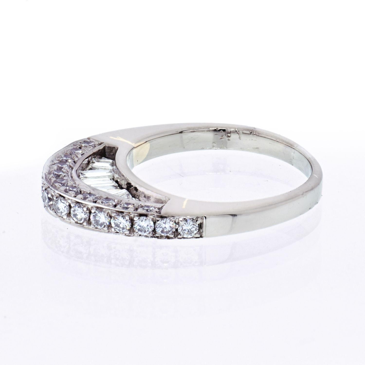 Anello nuziale in platino con pavé e baguette ad arco