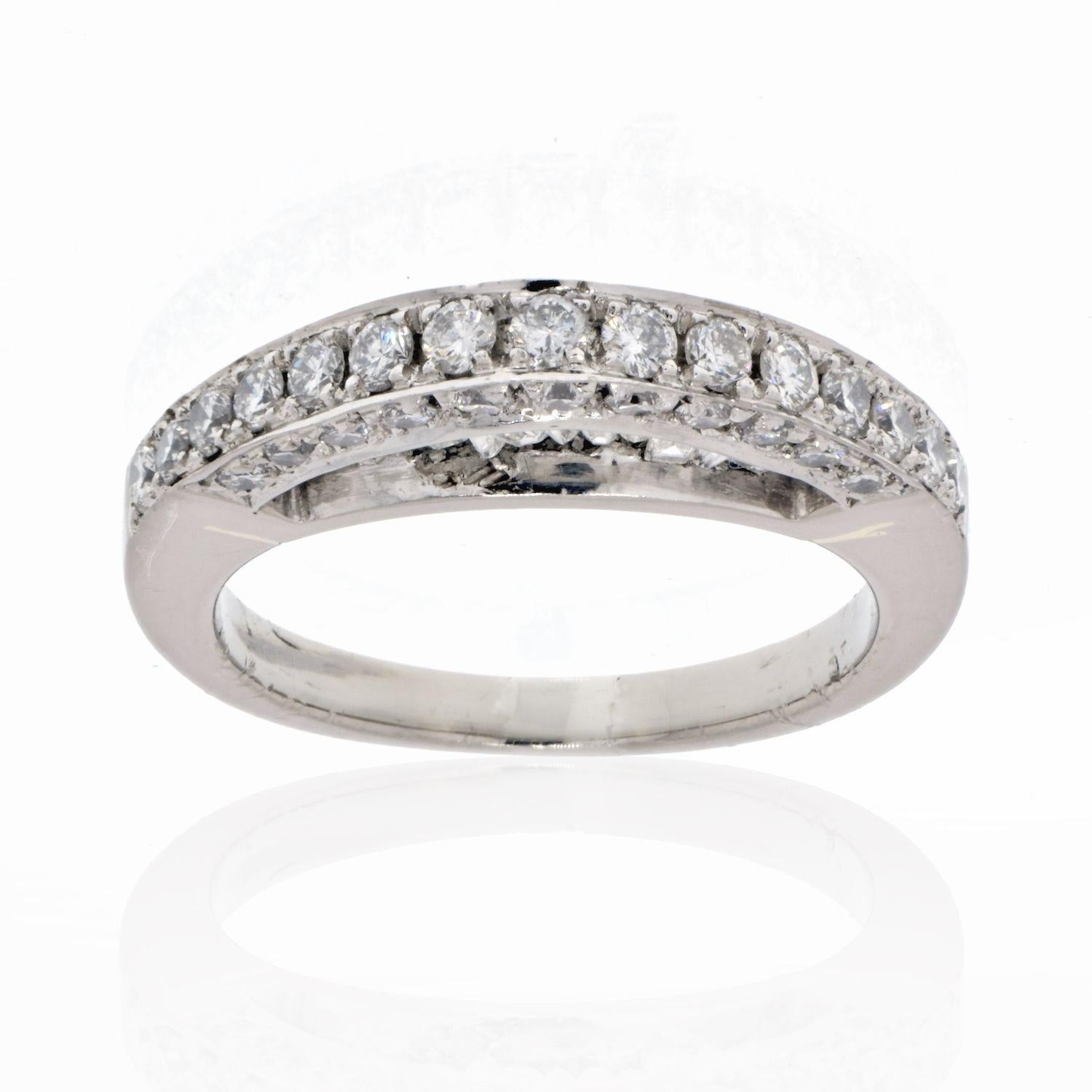 Moderne Bague de mariage en platine arquée pavée et baguette en vente