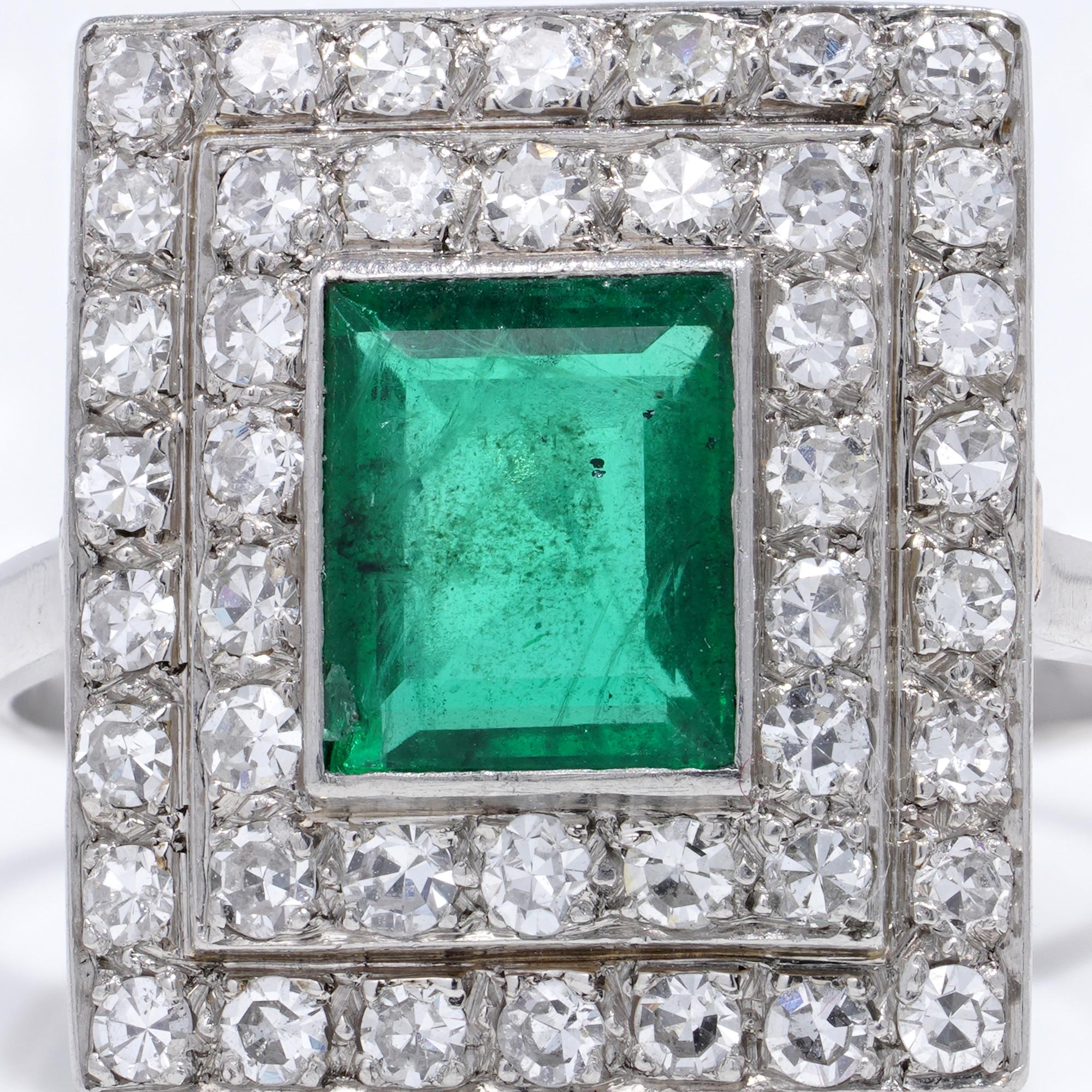 Platino Art Deco 0,90 carati di smeraldo e diamante a due file.

Questo anello Art Deco degli anni '30-'40 è un esempio di eleganza geometrica. Vanta uno smeraldo di 0,90 carati, circondato da 86 diamanti tondi brillanti per un totale di 1,72