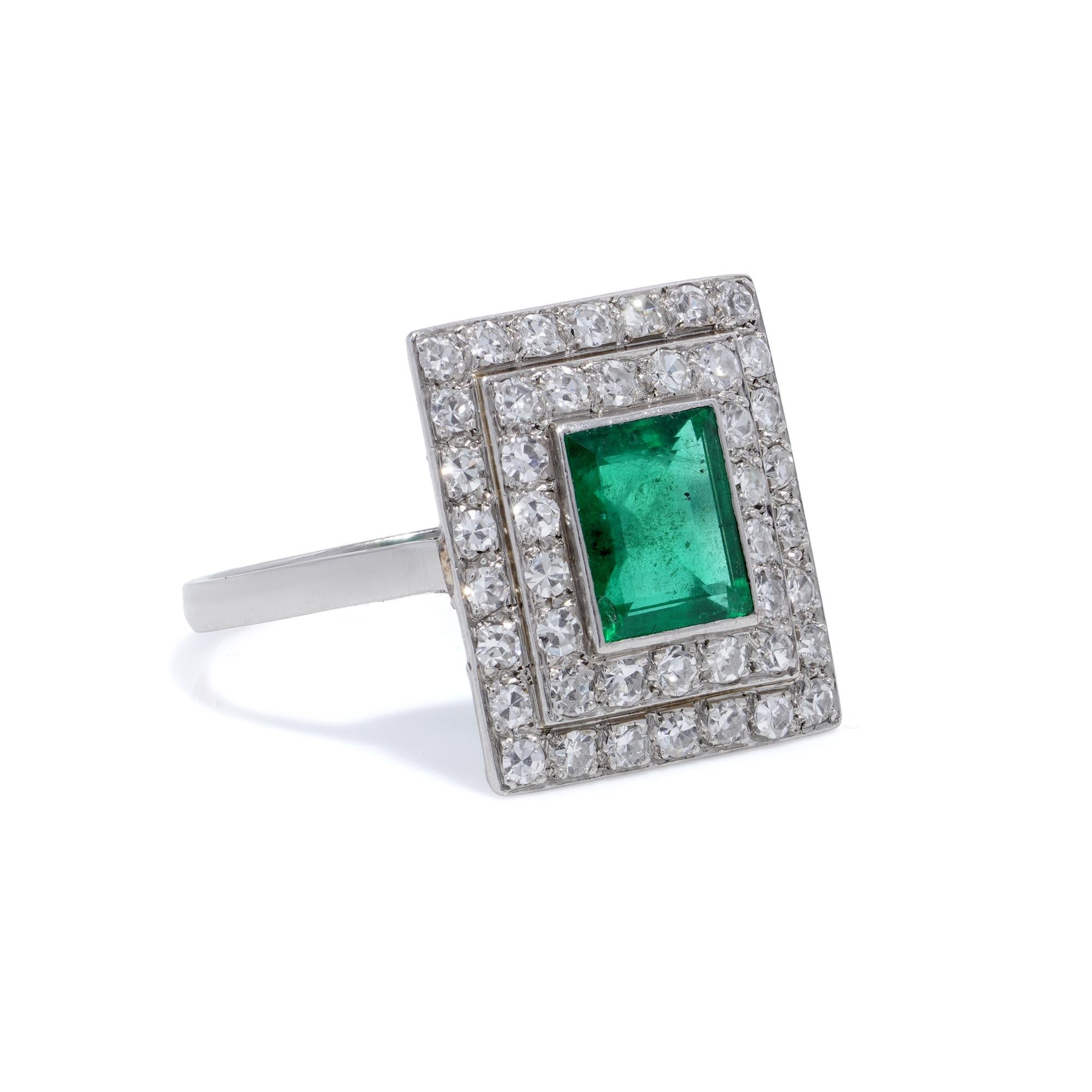 Taglio brillante Platino Art Deco 0,90 carati di smeraldo e diamante a due file. in vendita