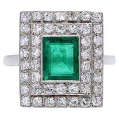 Platin Art Deco 0,90 cts. von Smaragd und zweireihige Diamant-Cluster.