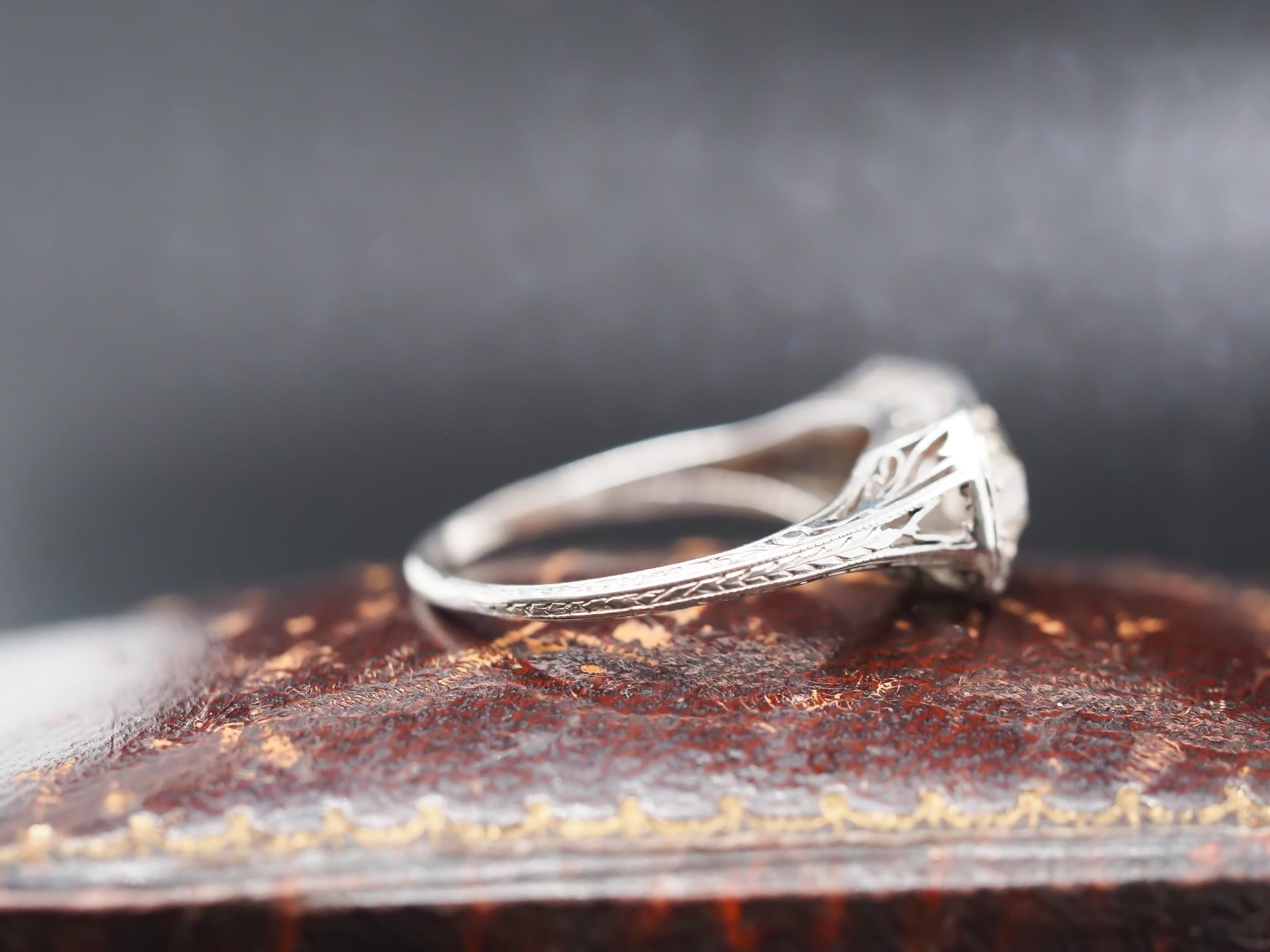 Platinum Art Deco 1920s Three Stone Ring with Sapphire Accents In Good Condition For Sale In Hicksville, NY