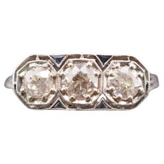 Platin Art Deco 1920er Jahre Ring mit drei Steinen und Saphir-Akzenten