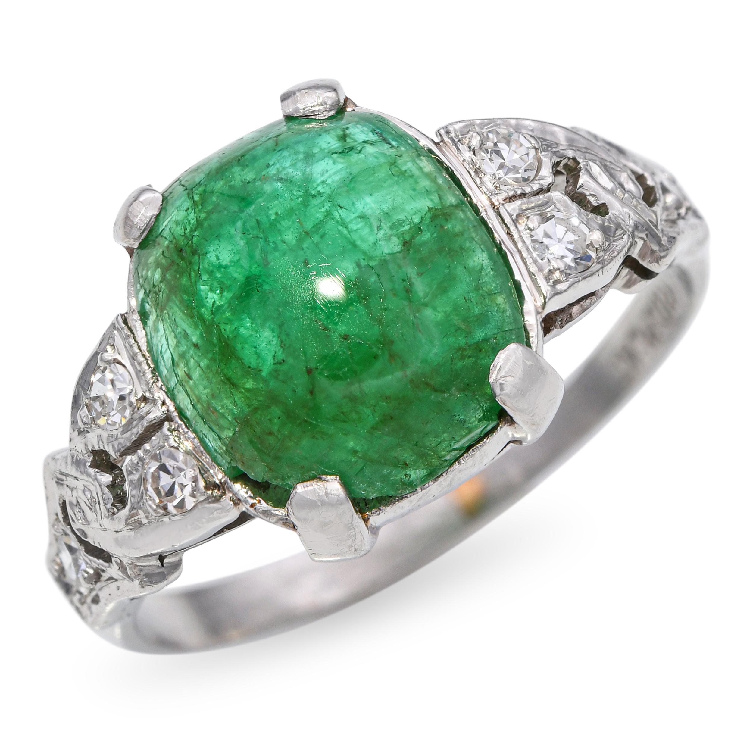 Esempio magistrale di artigianato Art Déco, questo anello vintage in platino mette in mostra un vivido smeraldo naturale di 2,56 carati incorniciato da 0,12 carati di diamanti di colore G e purezza VS. La filigrana geometrica e i dettagli incisi a